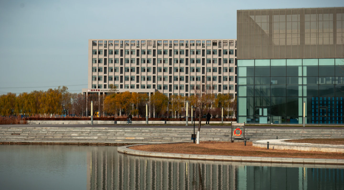 Bâtiments institutionnels modernes reflétés dans un bassin