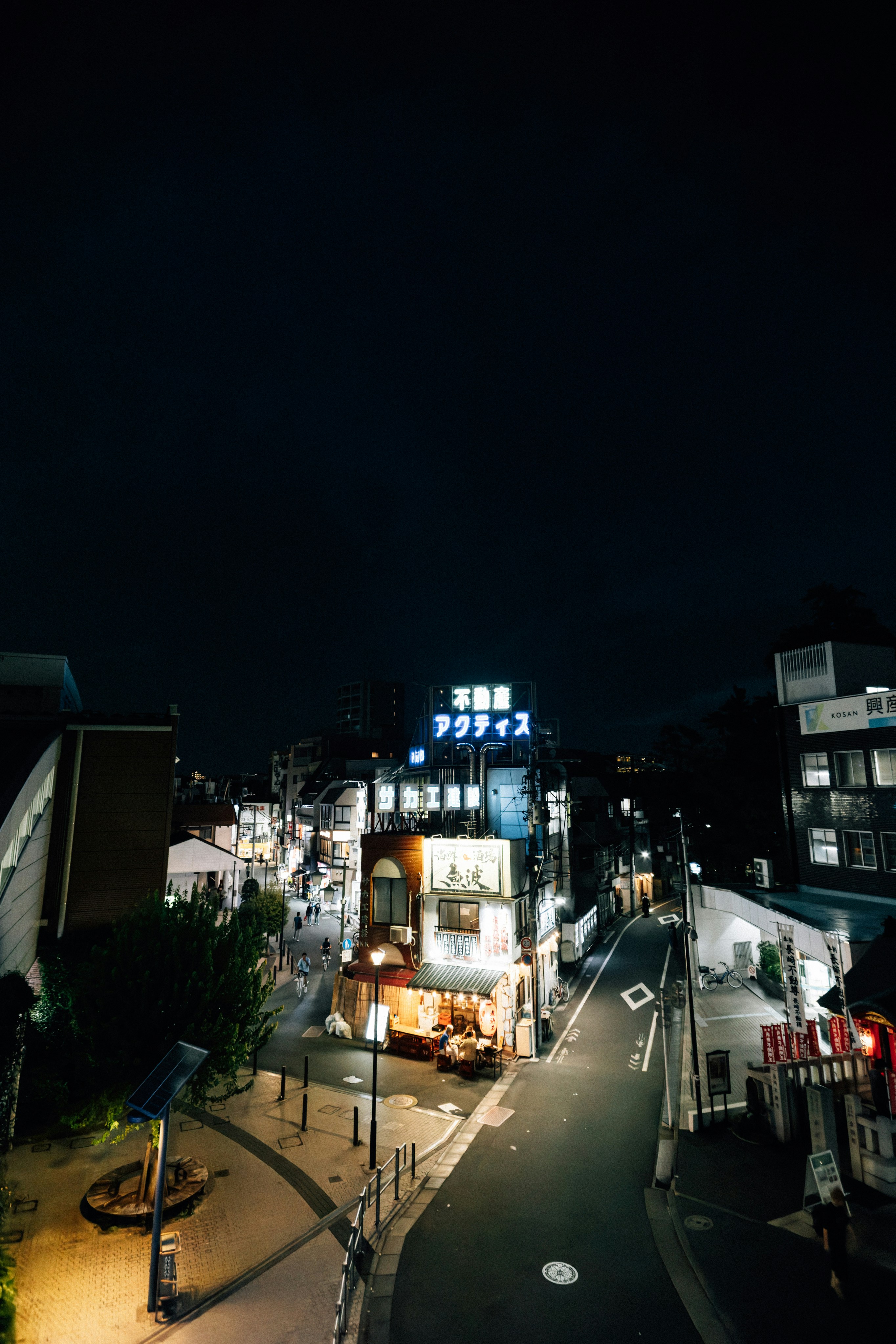 Une rue tranquille en ville la nuit