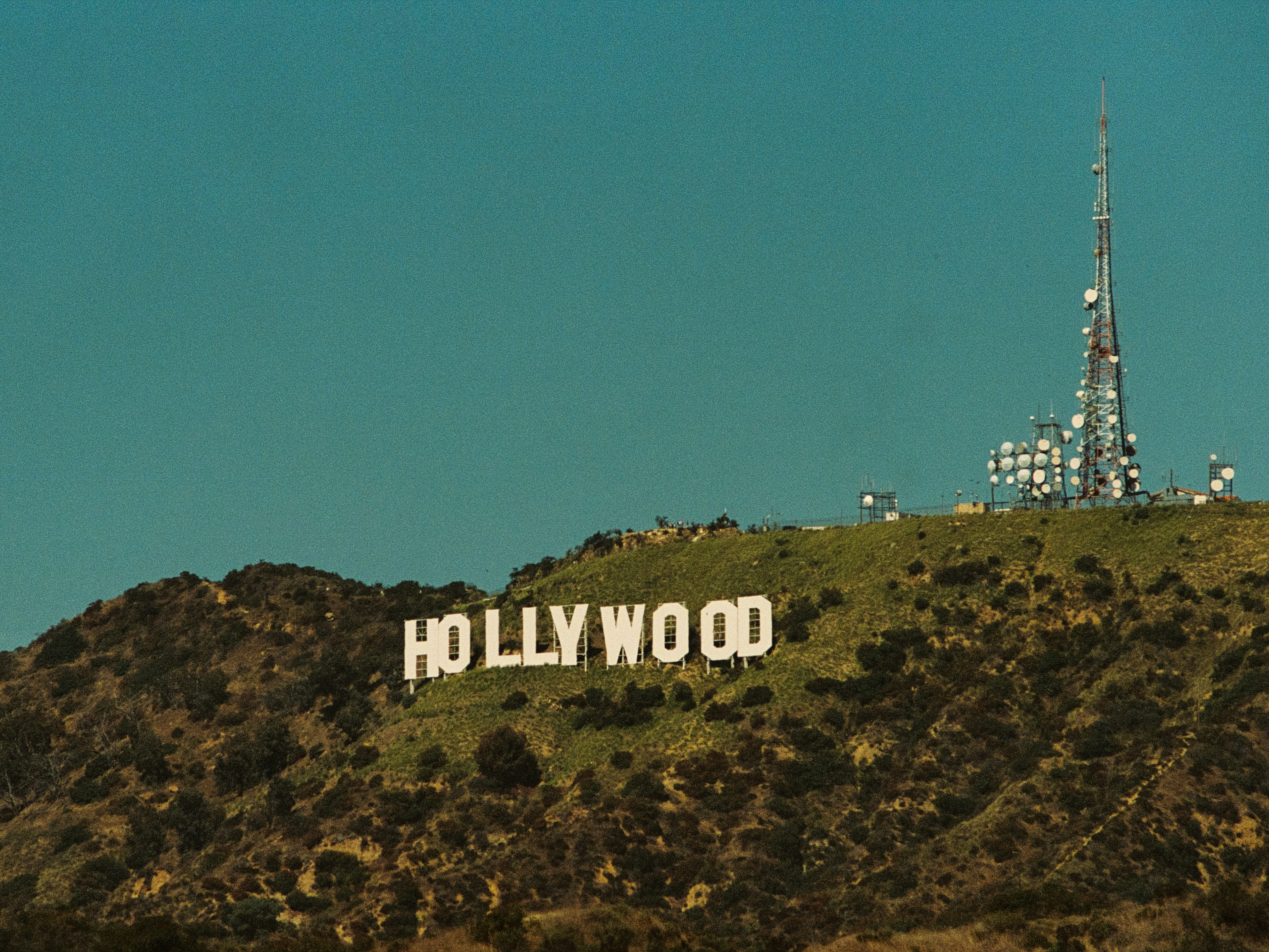 El icónico cartel de Hollywood en una colina