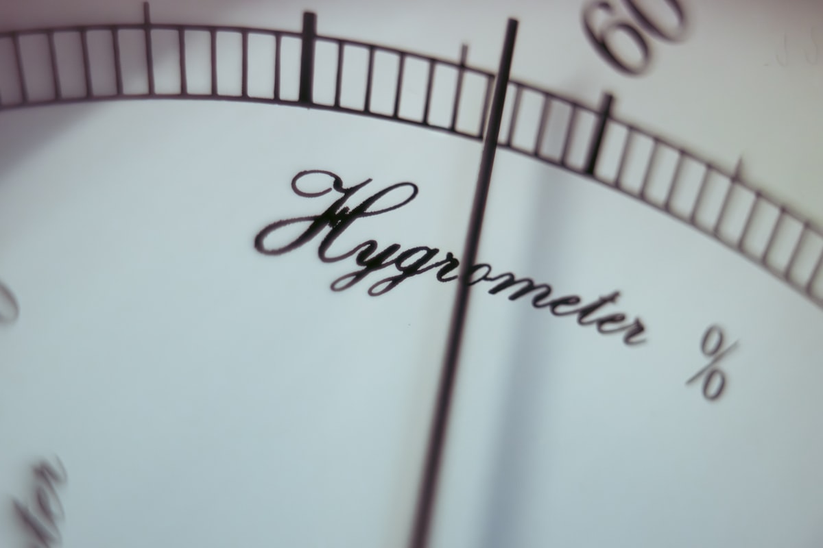 Primer plano del dial de un higrómetro analógico con la palabra Hygrometer, la escala en porcentaje y la aguja marcando la humedad