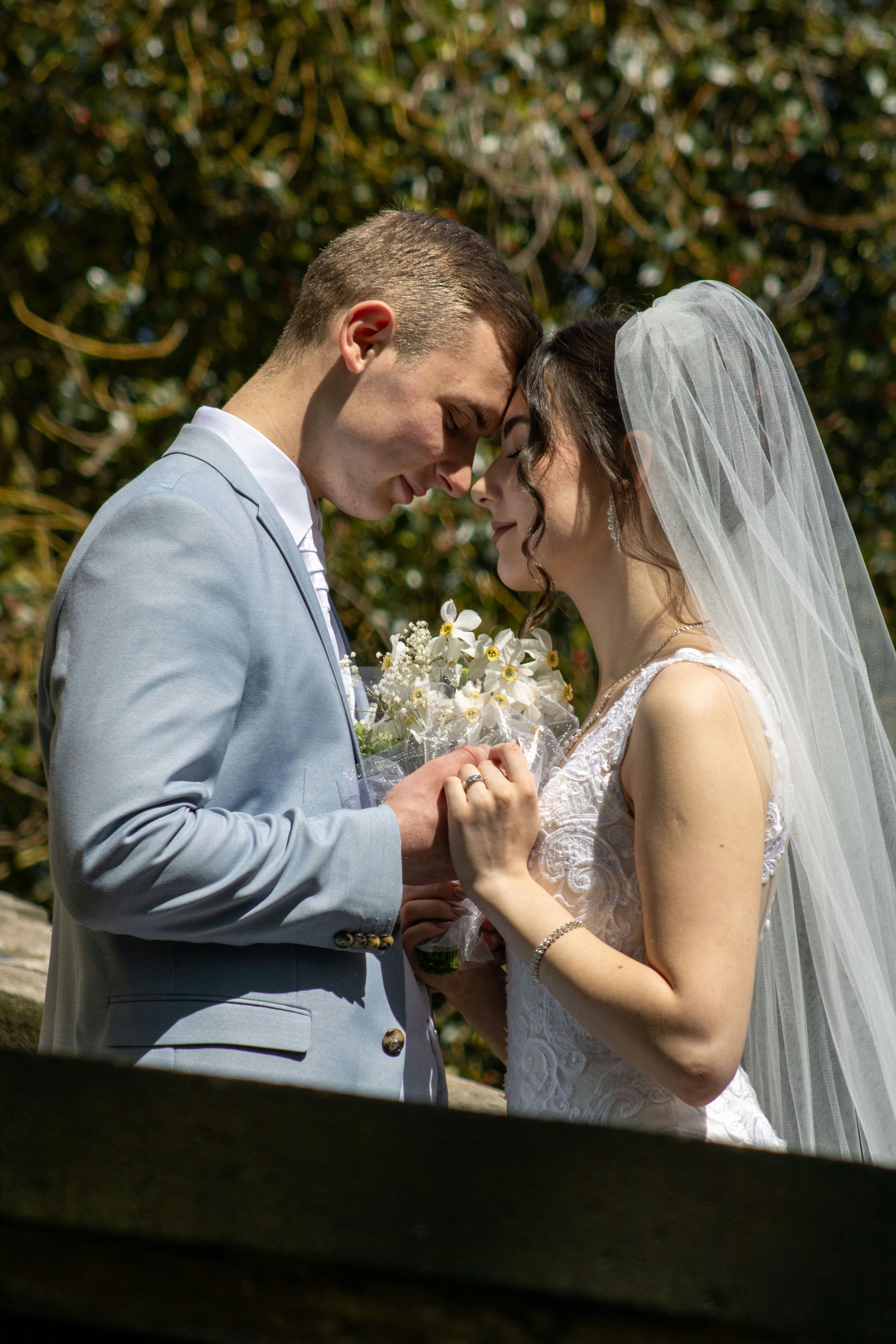 額を合わせて手をつないだ新郎新婦