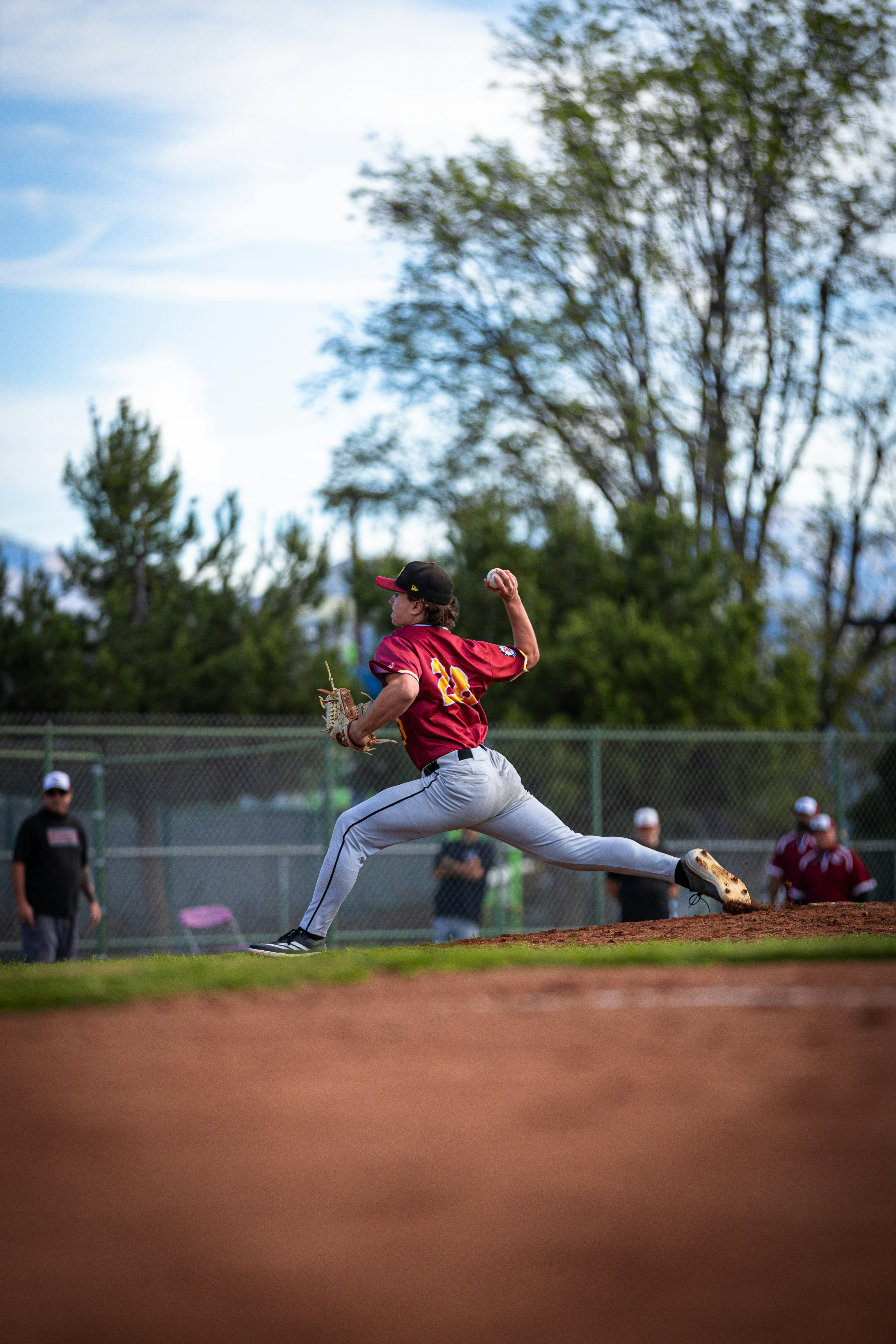 Lanzador de béisbol lanzando una pelota durante un partido.