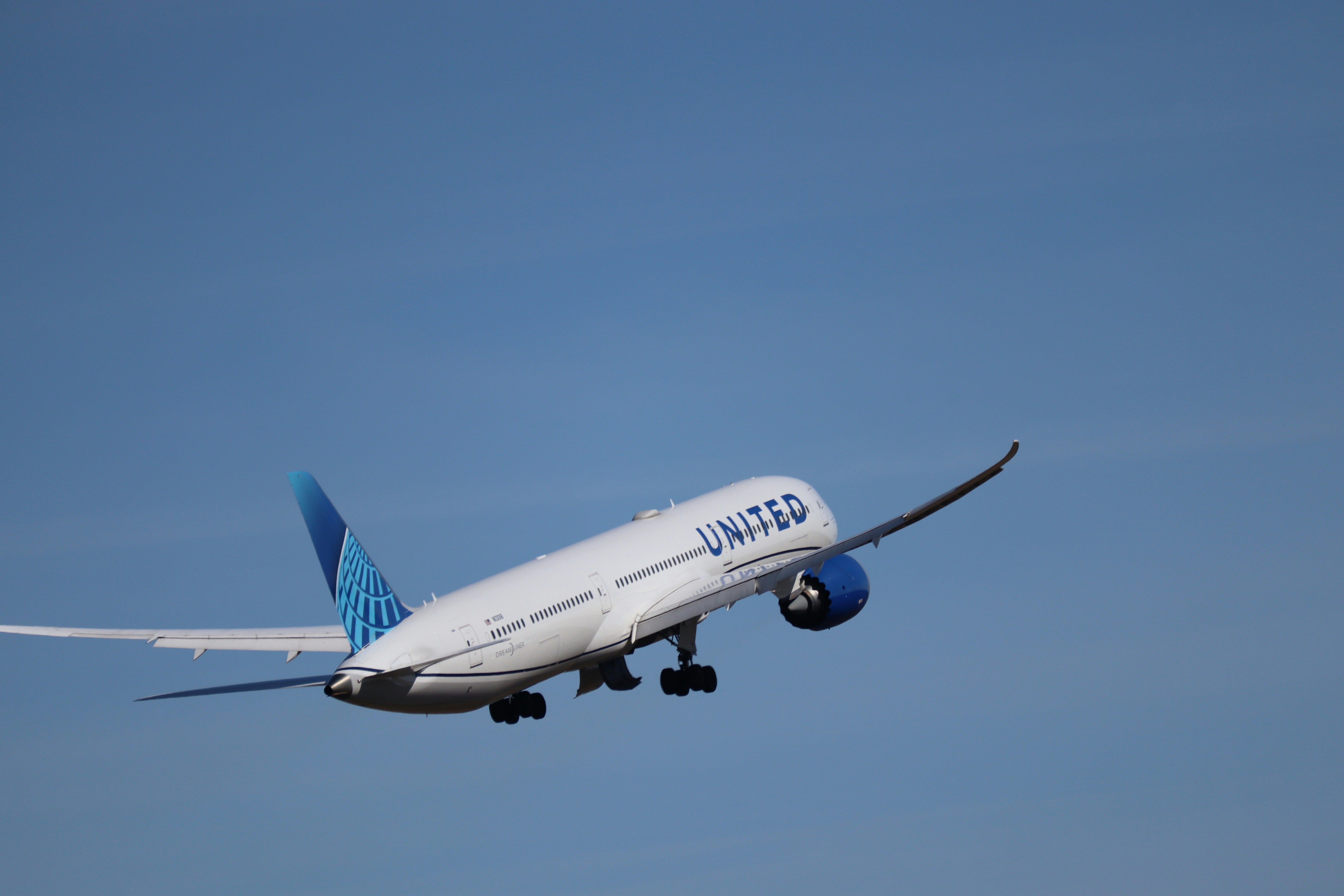 United-Airlines-Passagierflugzeug startet in einen klaren blauen Himmel