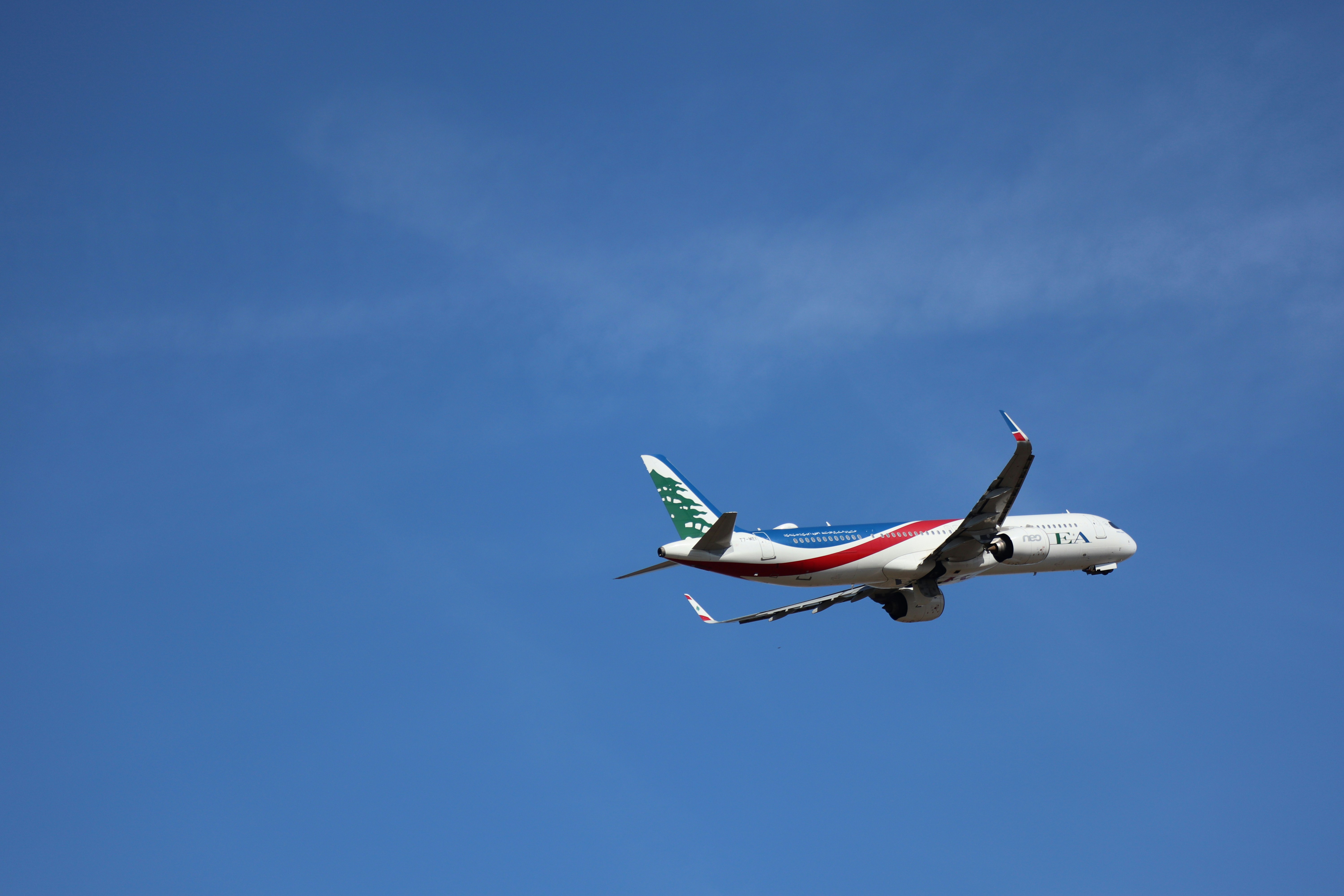 Ein Verkehrsflugzeug, das an einem klaren blauen Himmel fliegt