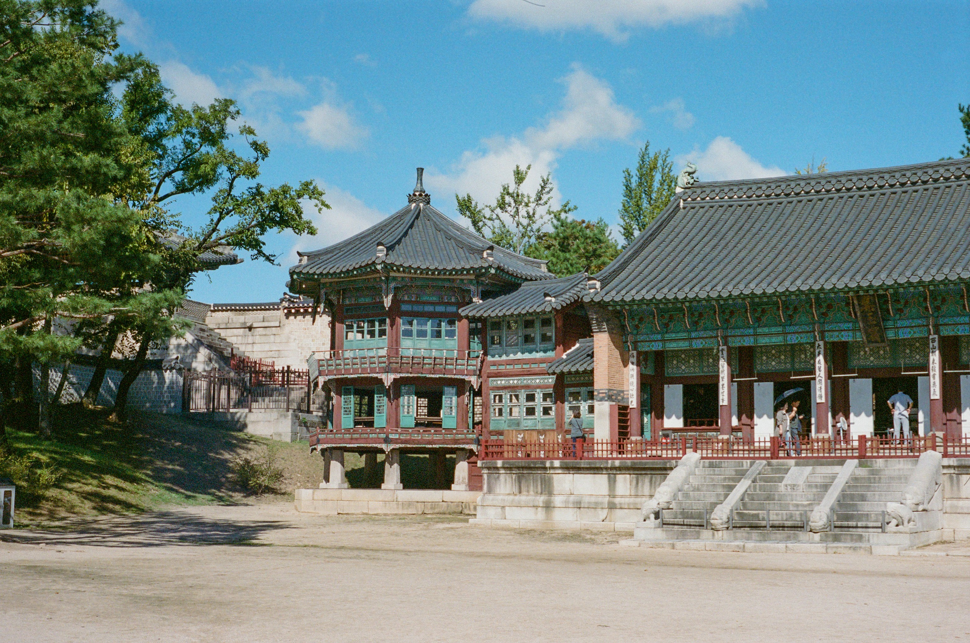 澄んだ青空の下、伝統的な韓国宮殿建築