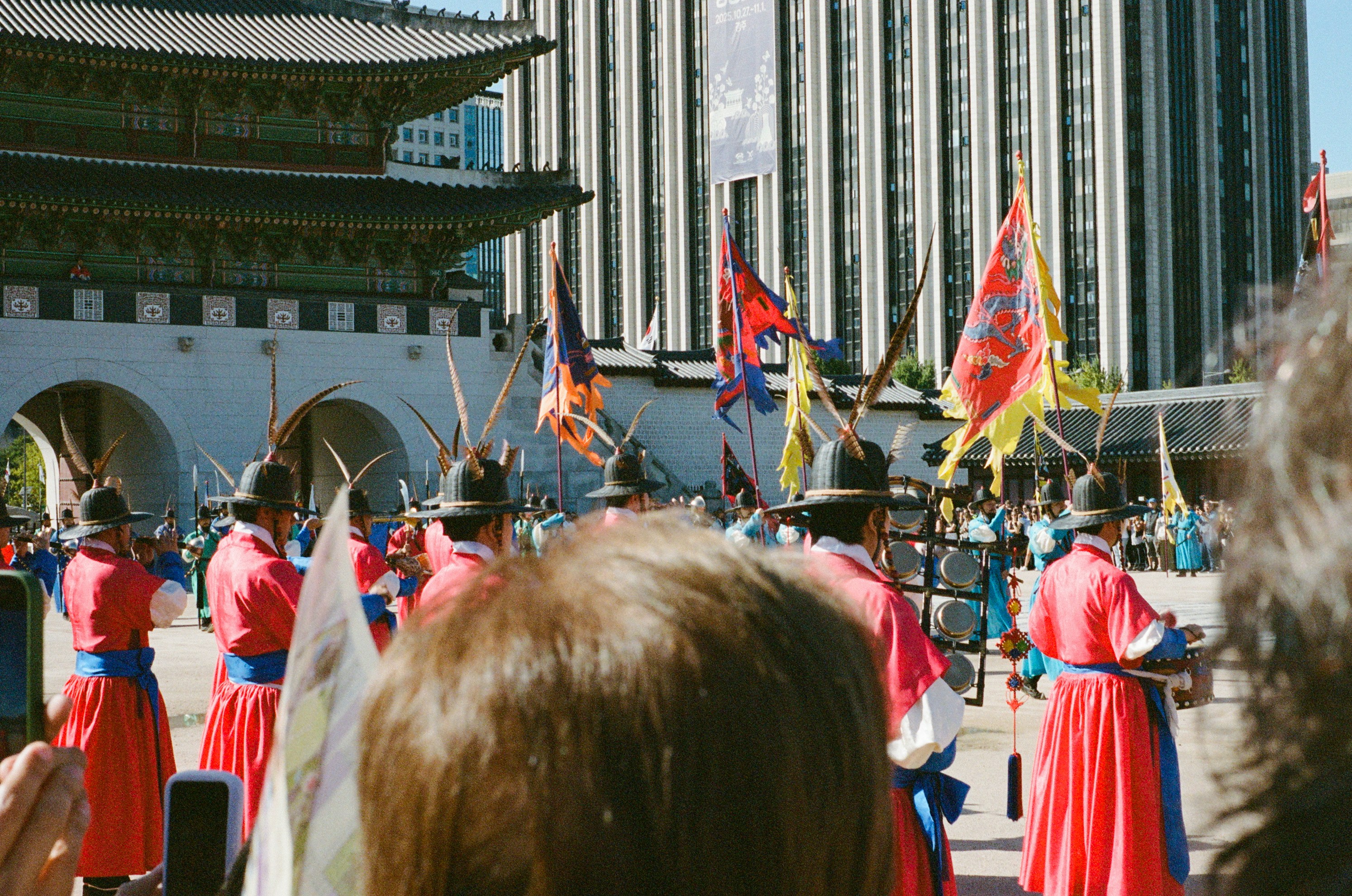 旗を掲げた伝統的な韓国の赤い制服を着た警備員