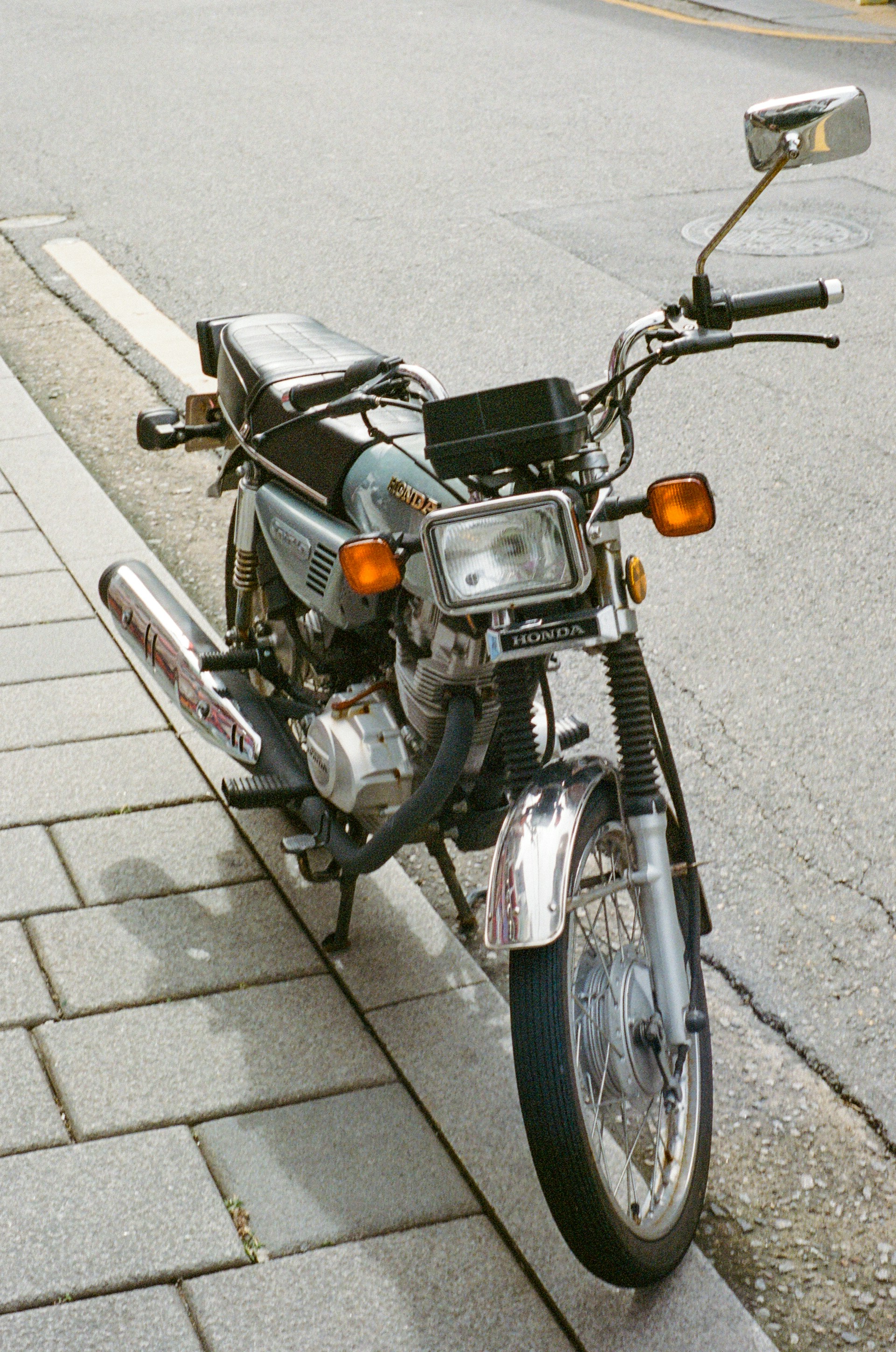 歩道に停められたヴィンテージのバイク。