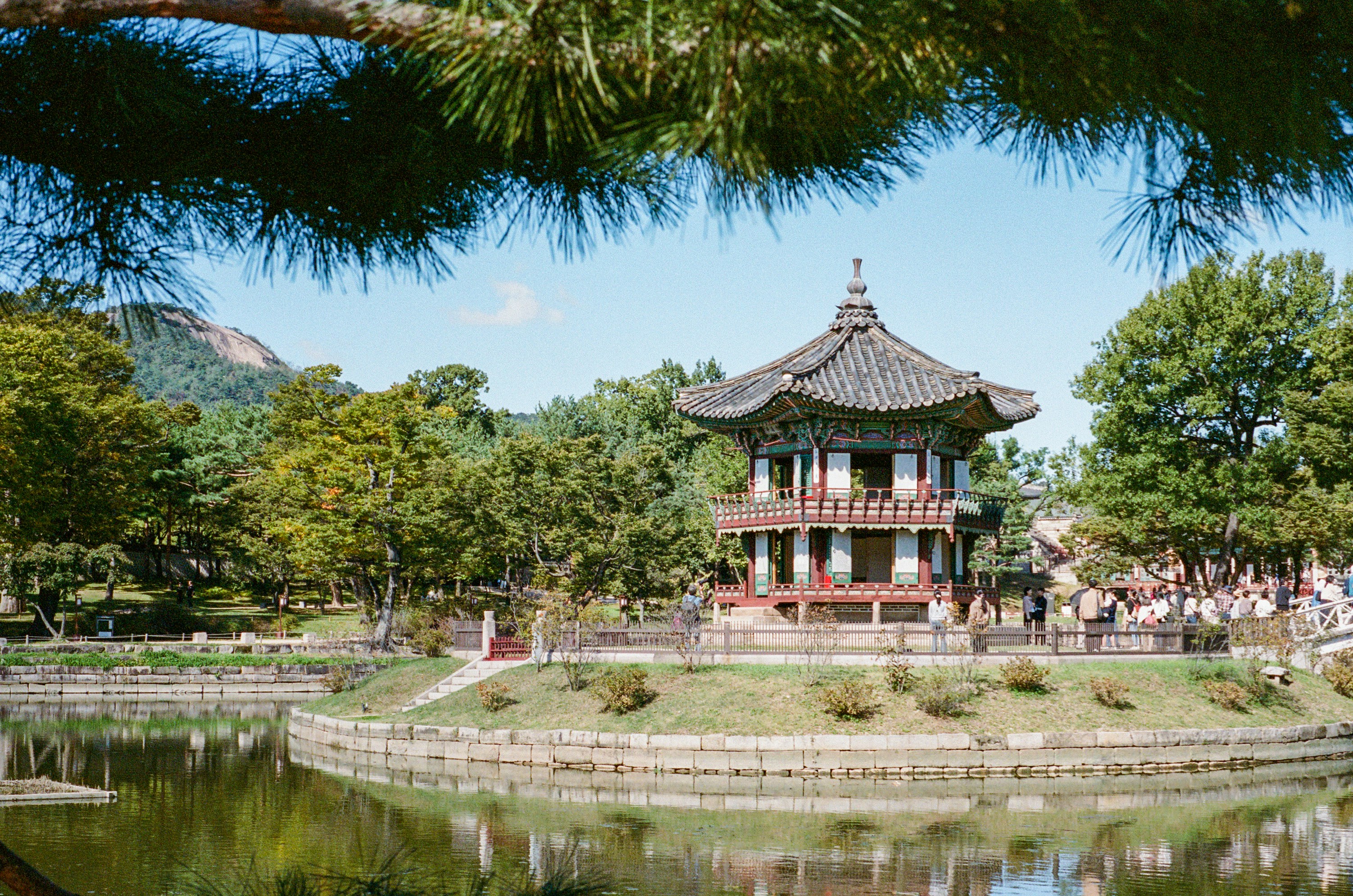 静かな池のそばにある伝統的な韓国亭