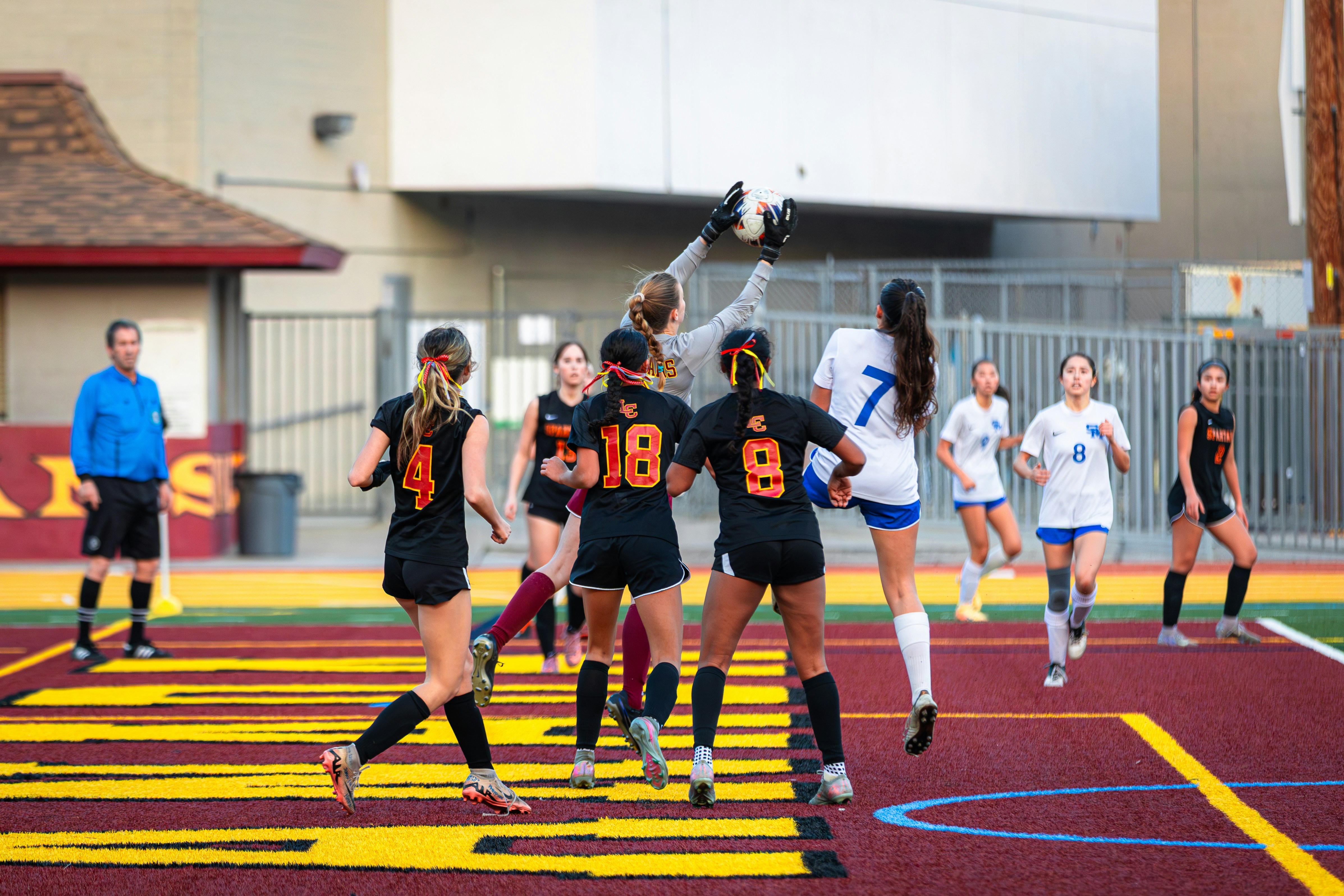 Tribuna llena en estadio de fútbol durante partido nocturno