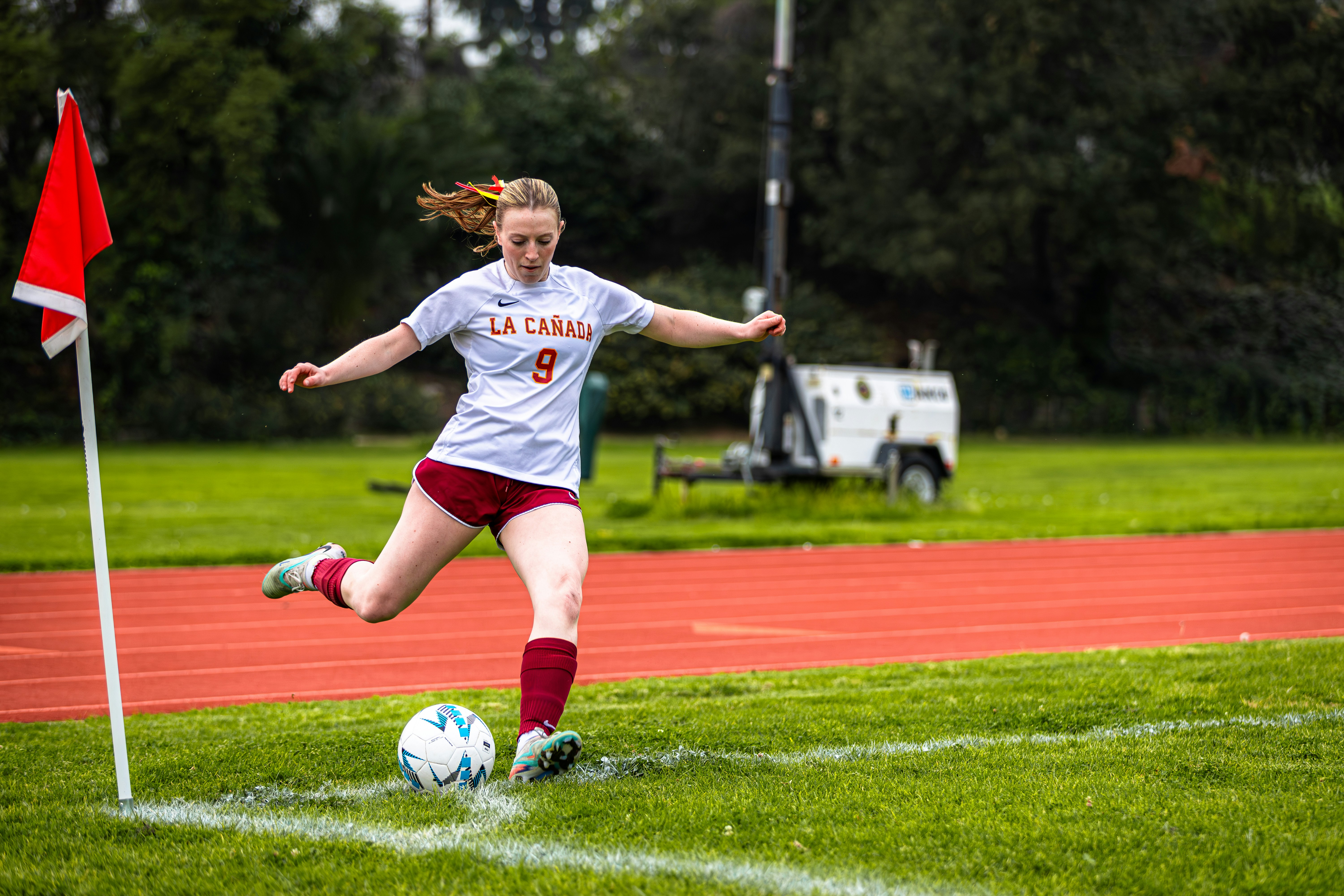 Cobro de tiro de esquina en un partido con defensores dentro del área