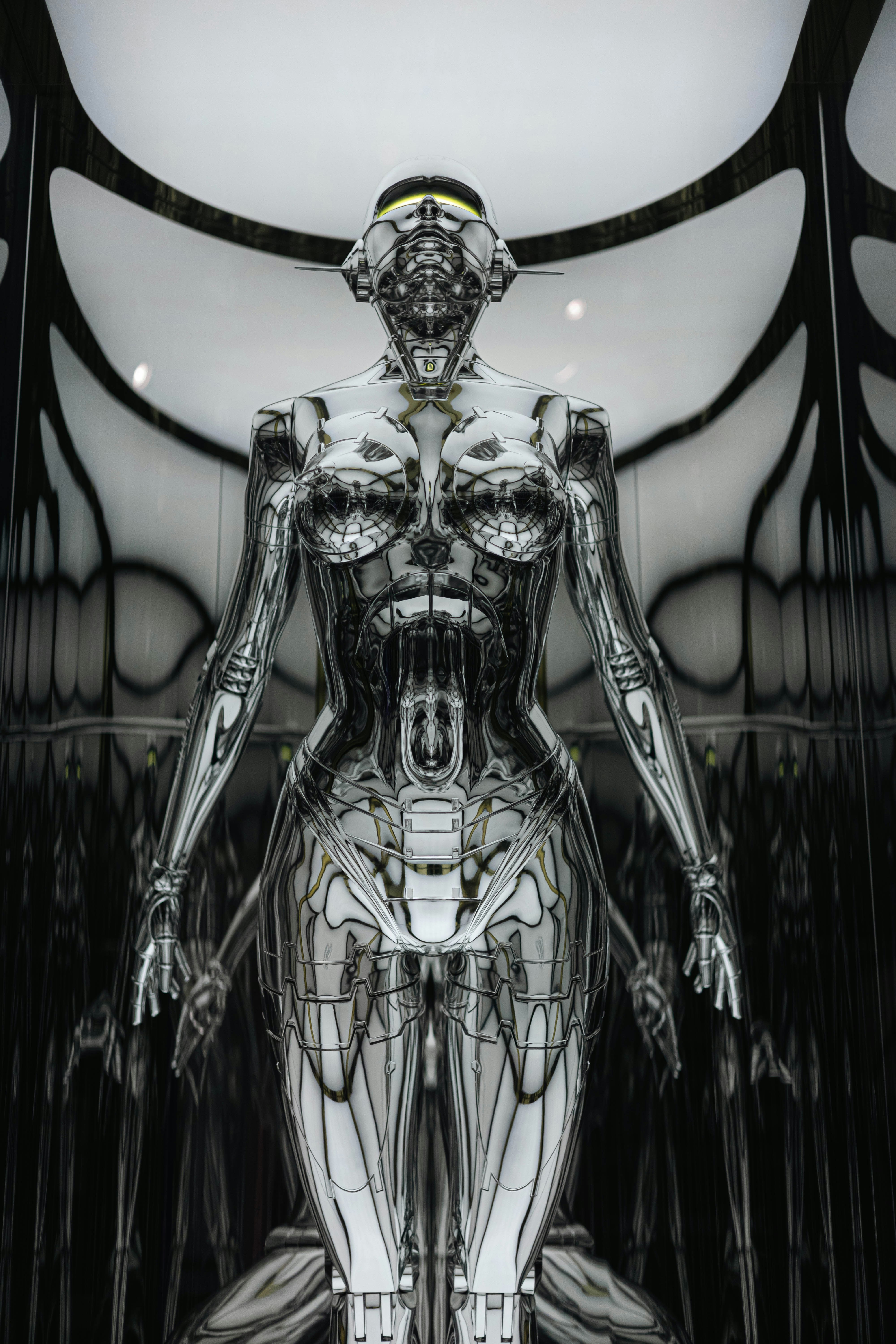Une sculpture humanoïde chromée aux détails complexes