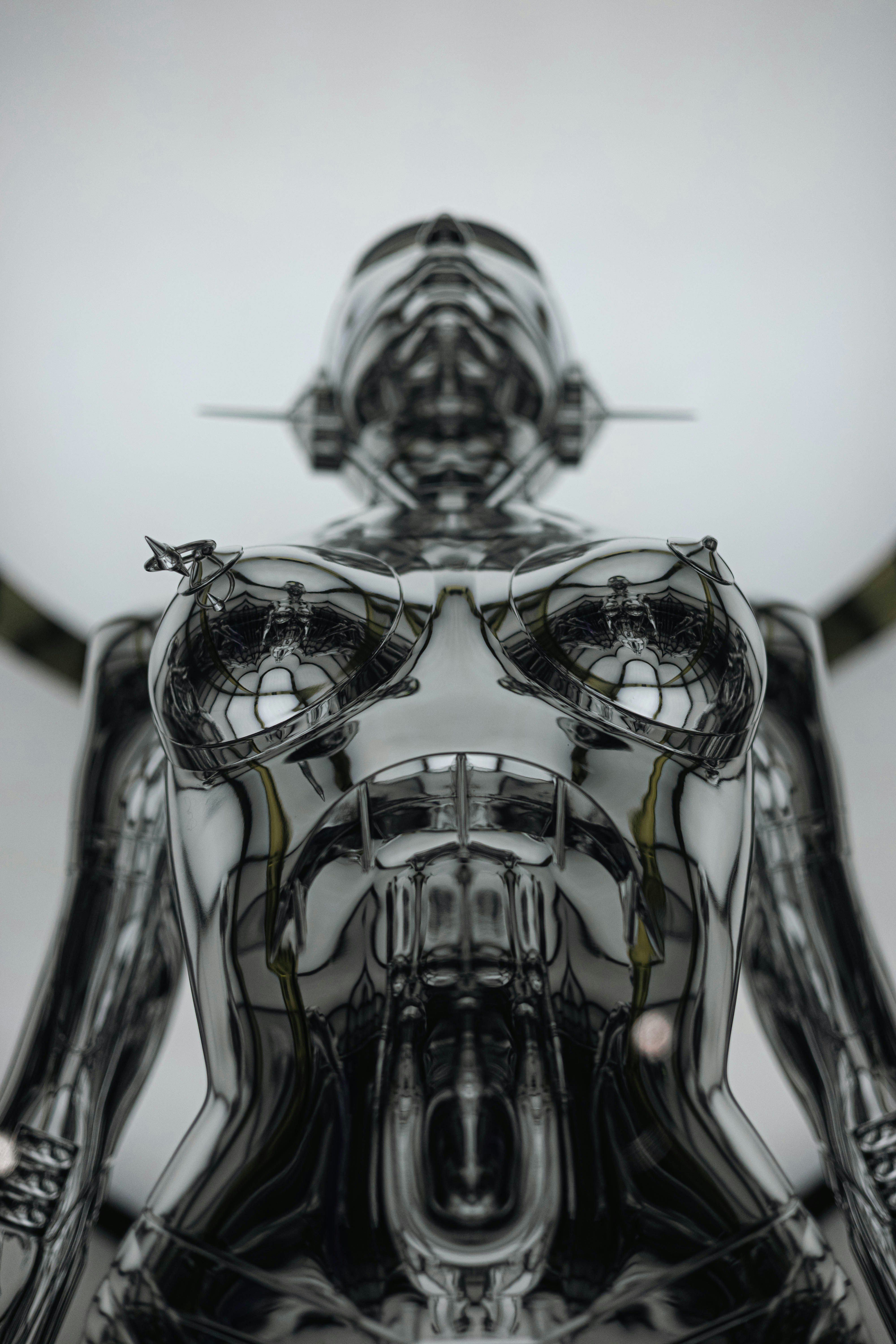 Un torse de robot chromé aux détails complexes