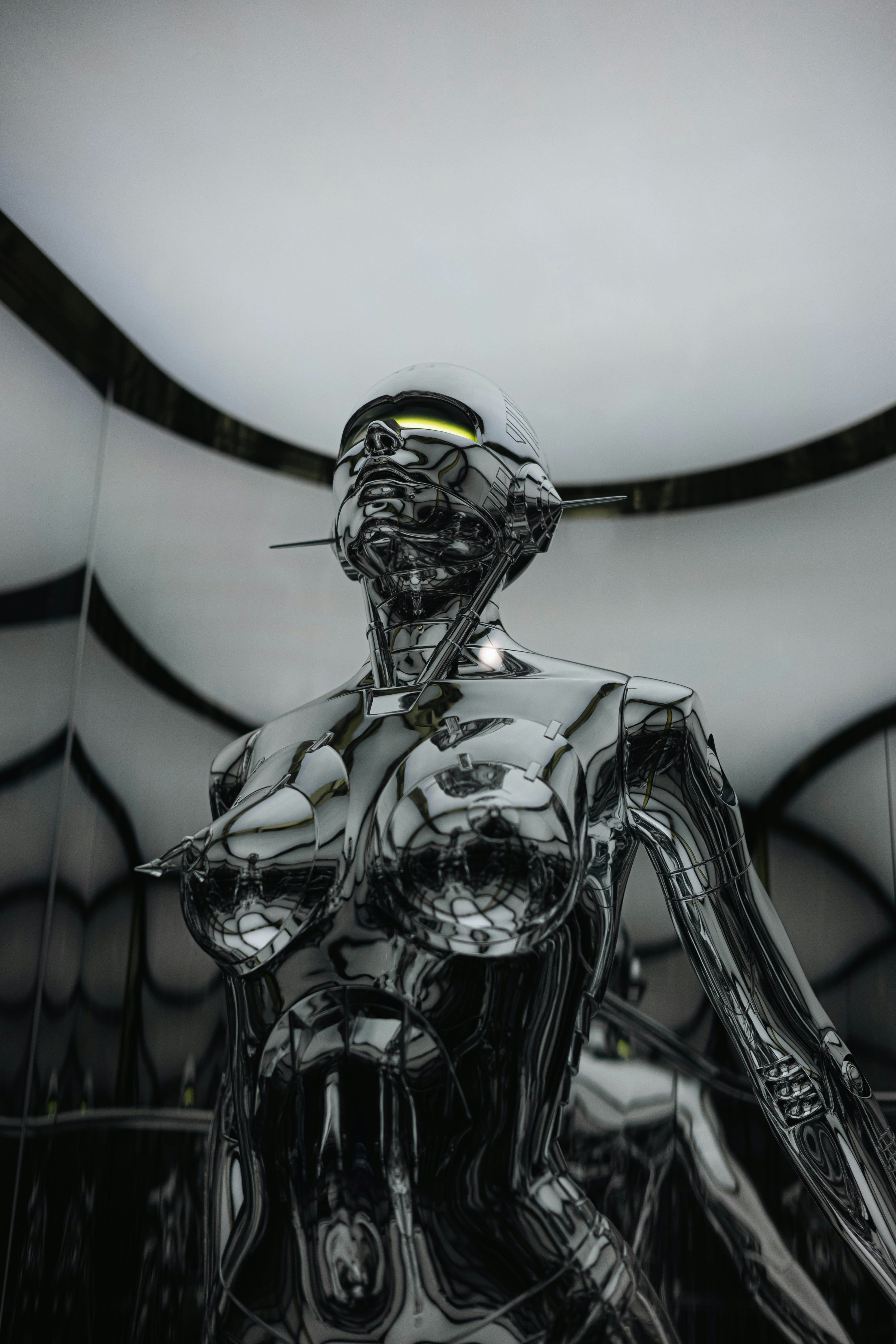 Une sculpture robotique chromée au design futuriste