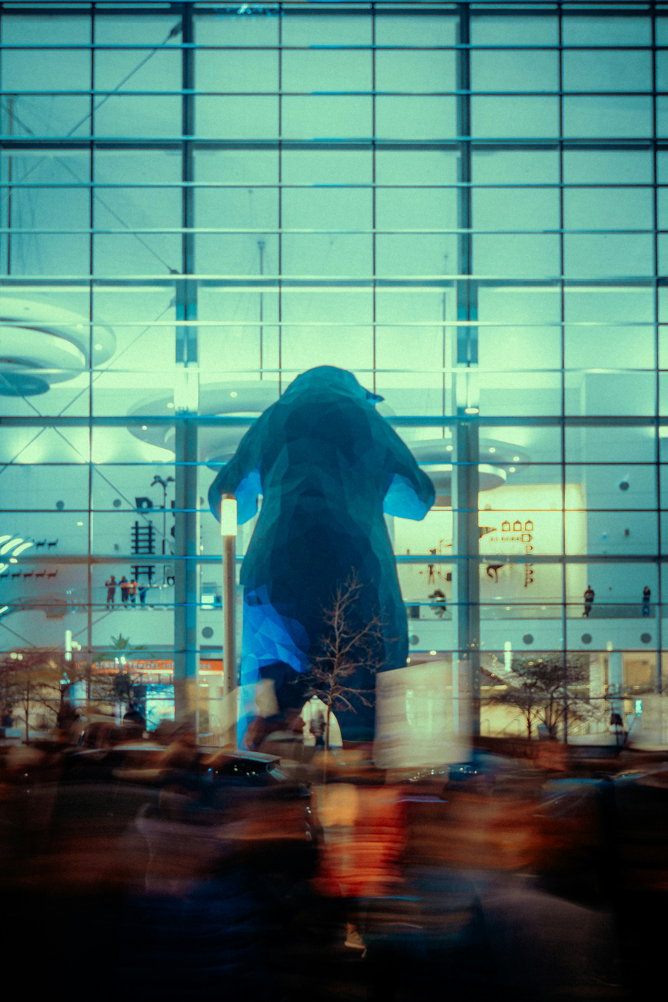 Une grande sculpture d’éléphant bleu dans un bâtiment moderne.