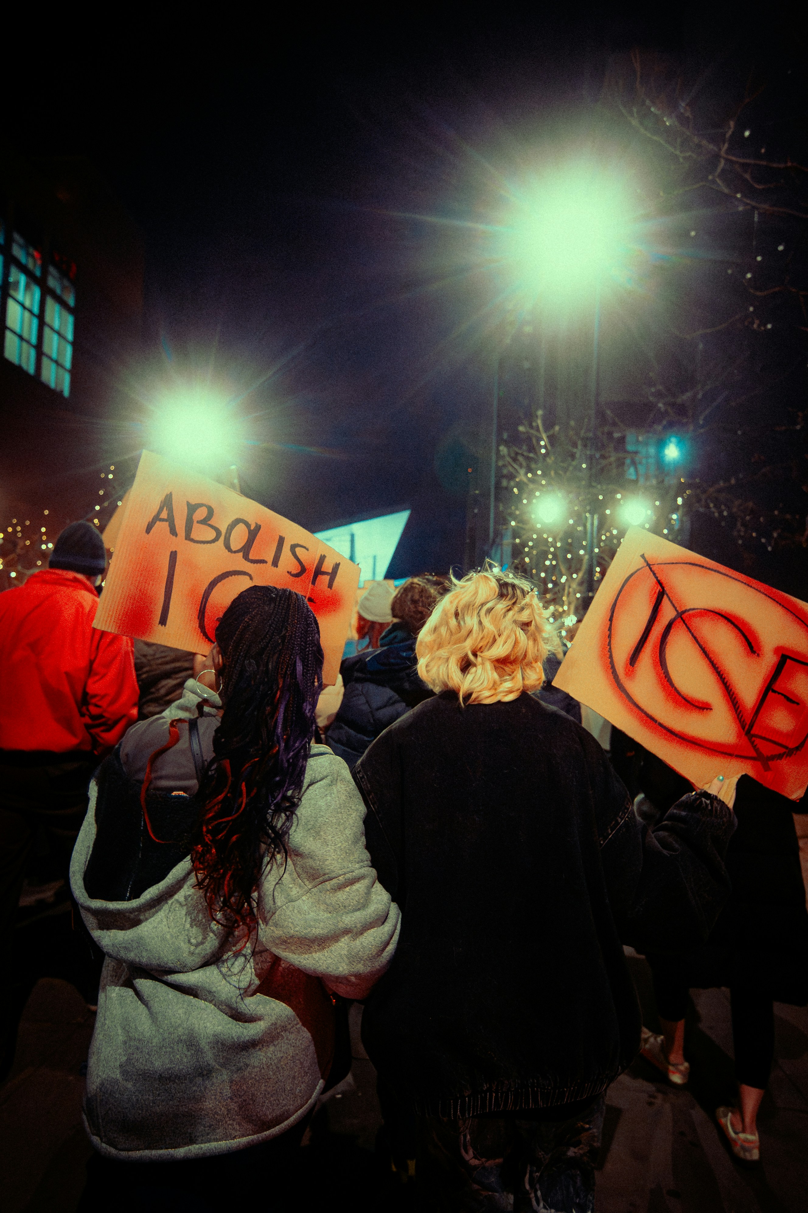 Les gens manifestent avec des pancartes la nuit