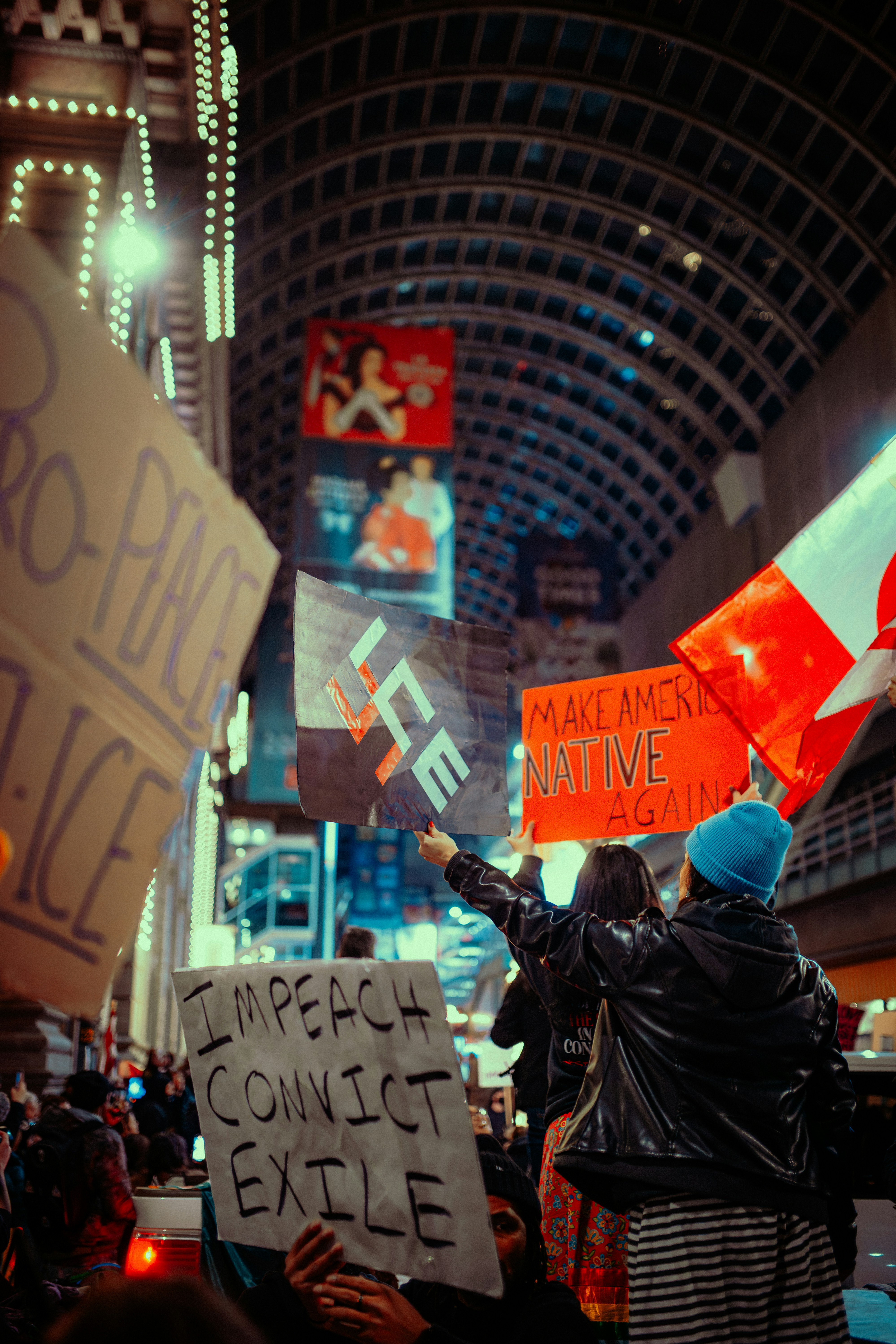 Des manifestants tiennent des pancartes lors d’un rassemblement nocturne