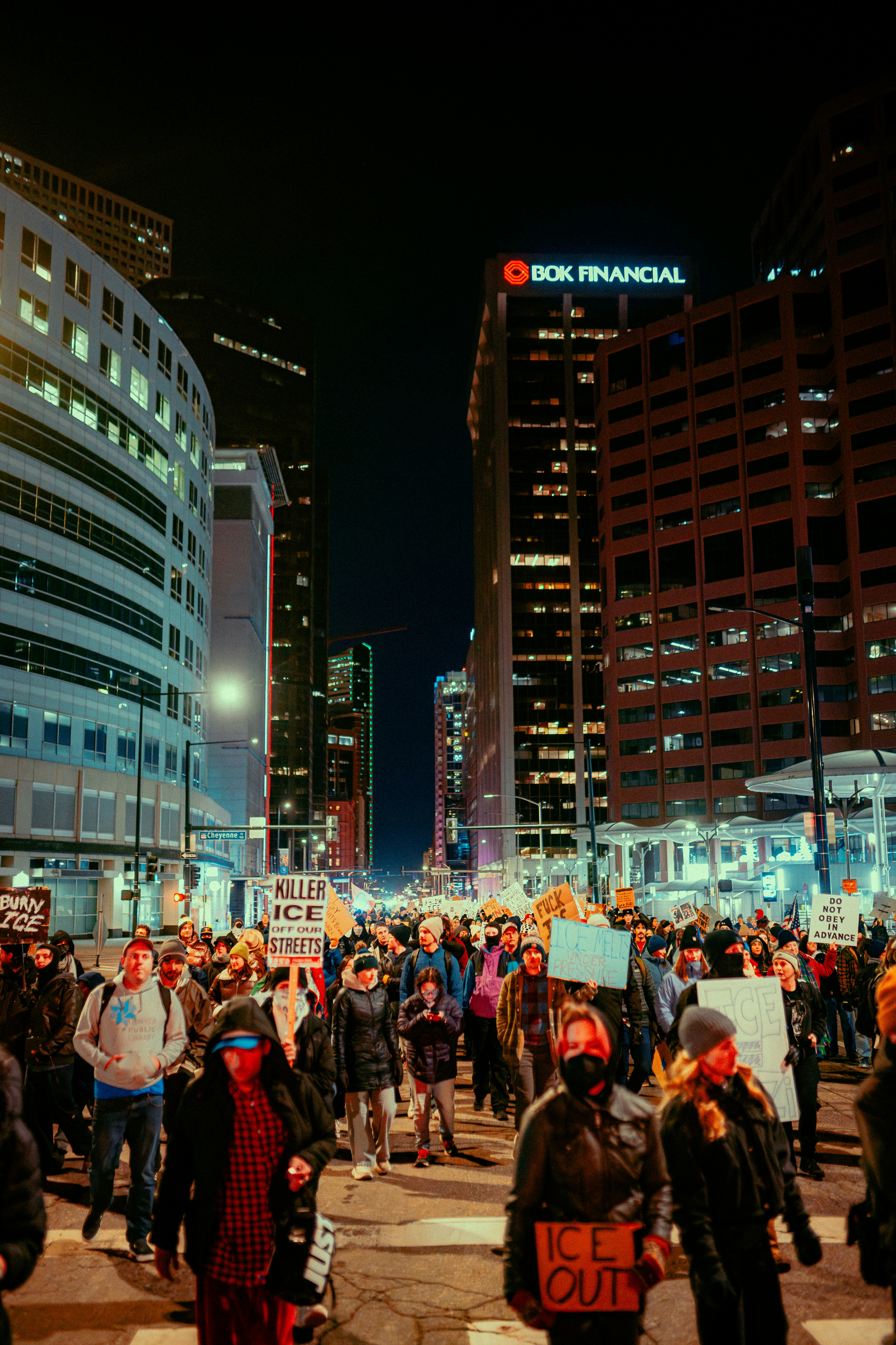 Des manifestants défilent dans une rue de la ville la nuit