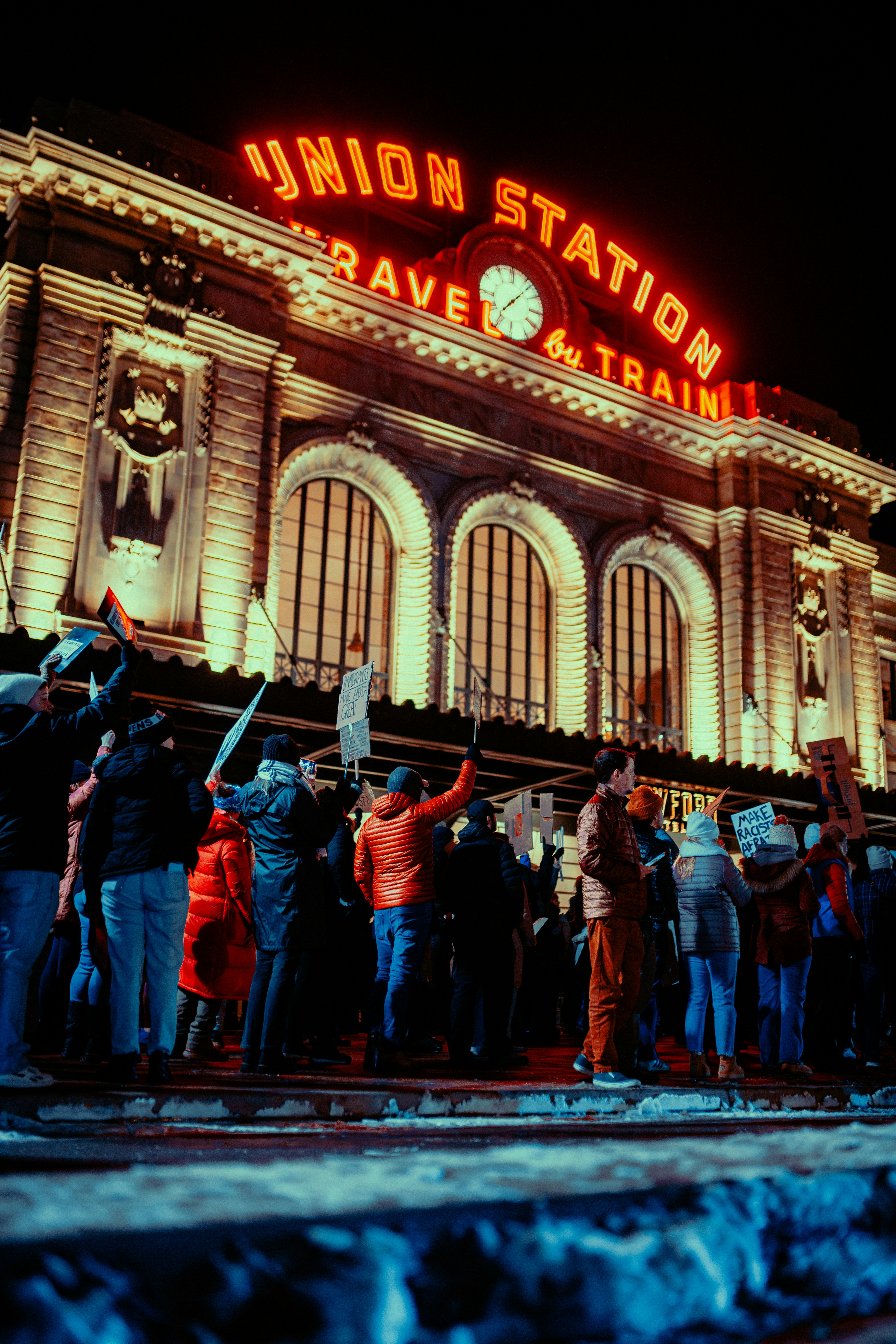 Les gens se rassemblaient devant la gare Union la nuit