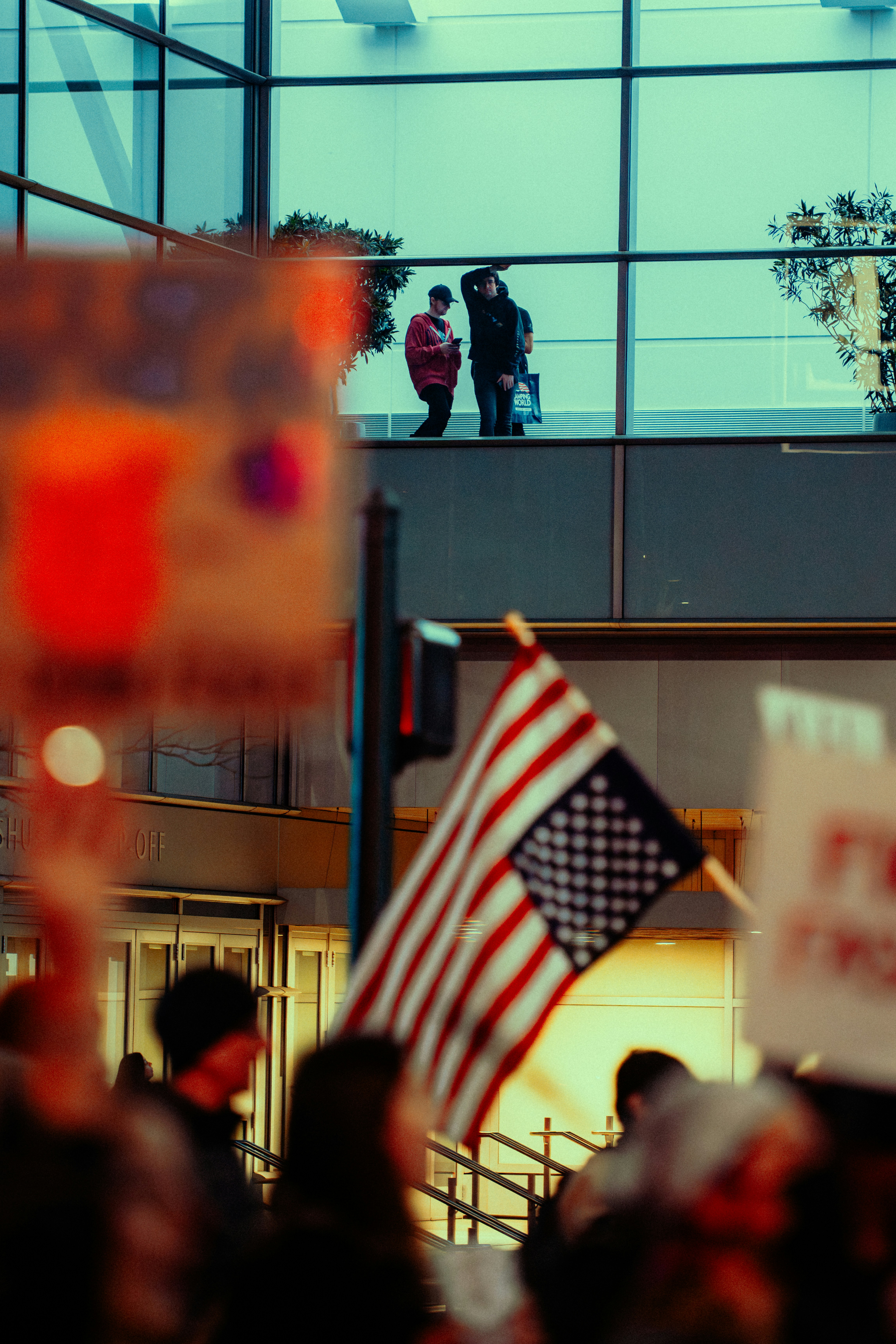 Drapeau américain avec des pancartes floues et des manifestations de personnes