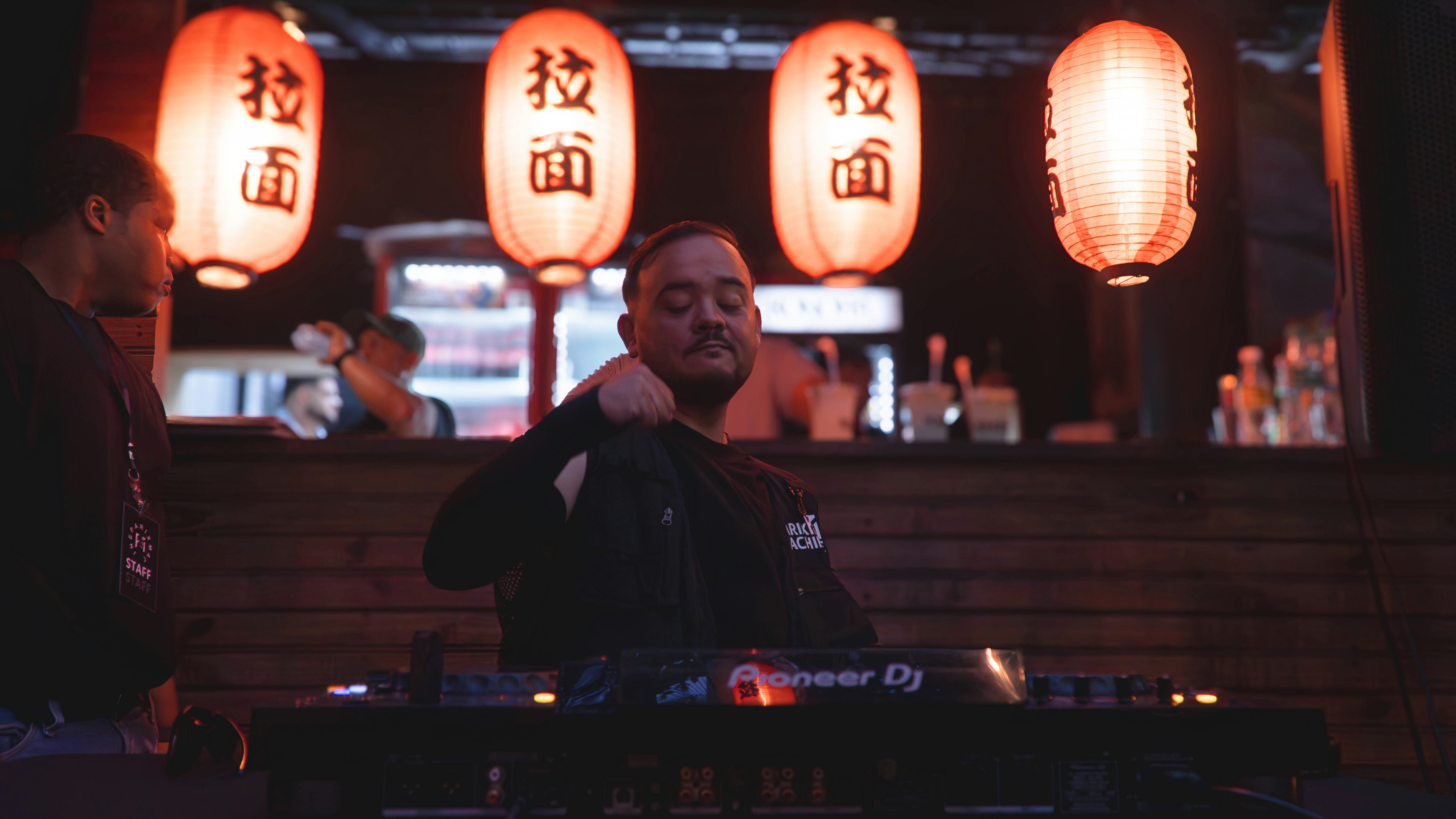 DJ auftritt in einer Bar mit japanischen Laternen