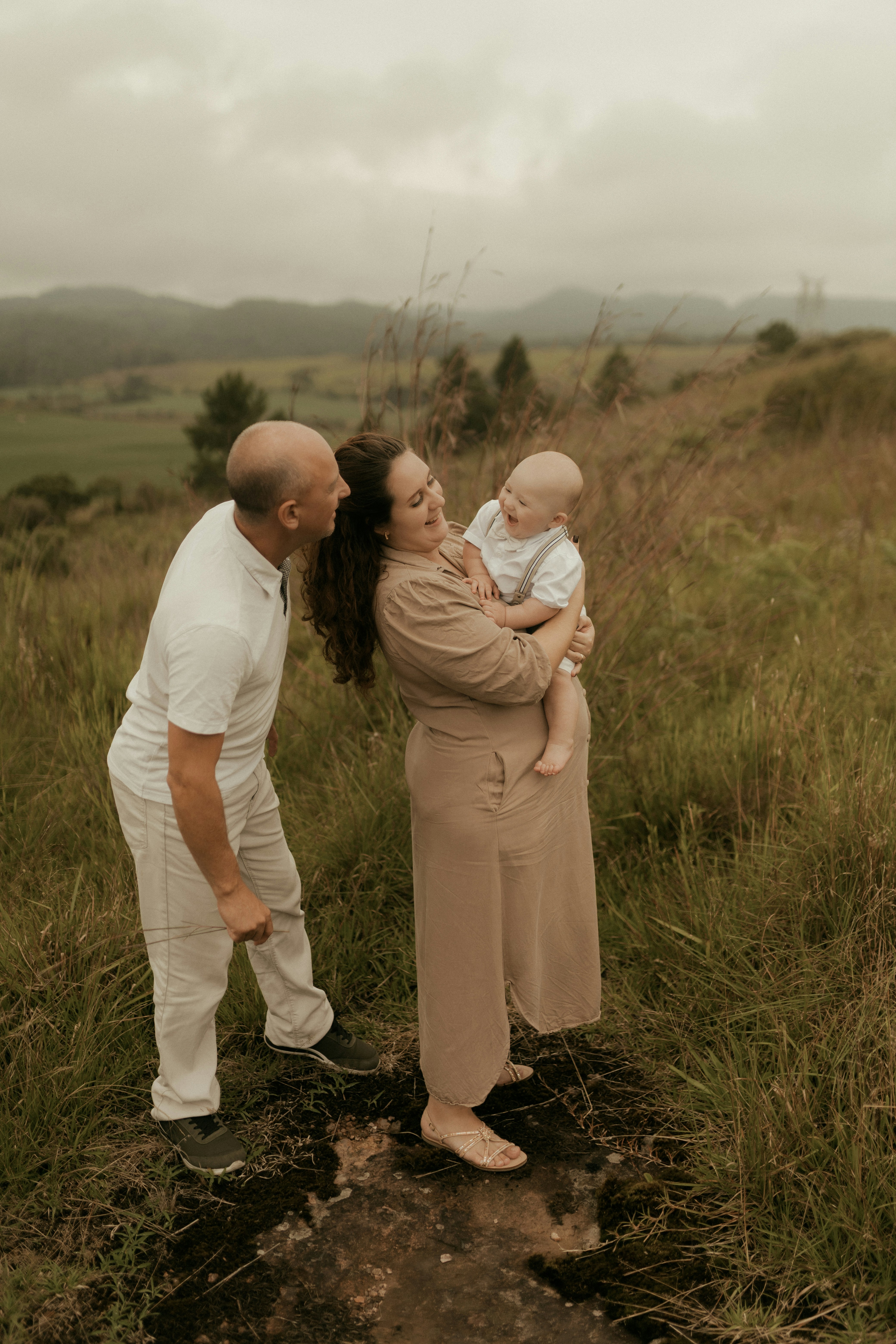 Eltern mit dem Baby auf einer Wiese