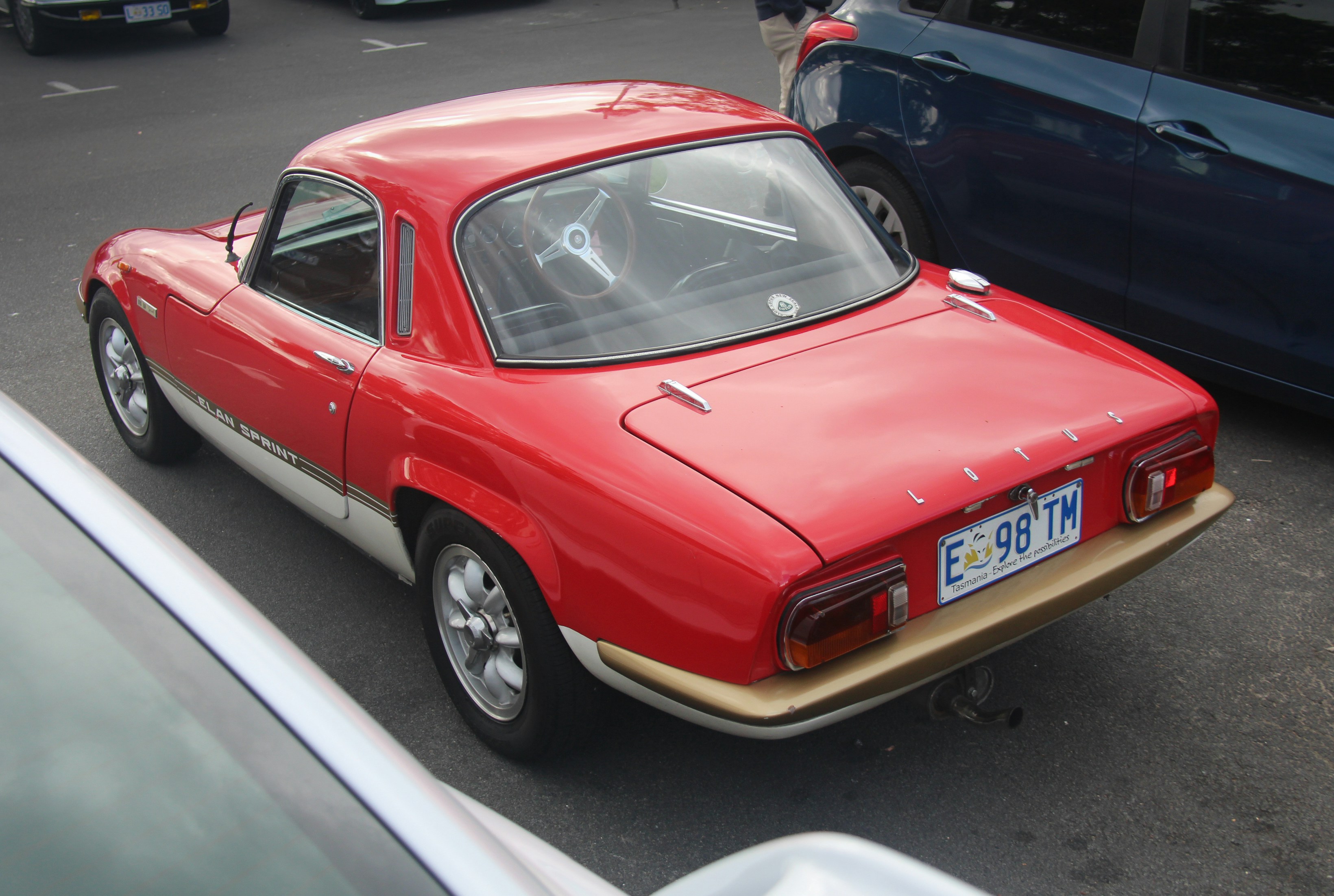 Une voiture de sport vintage Lotus Elan rouge