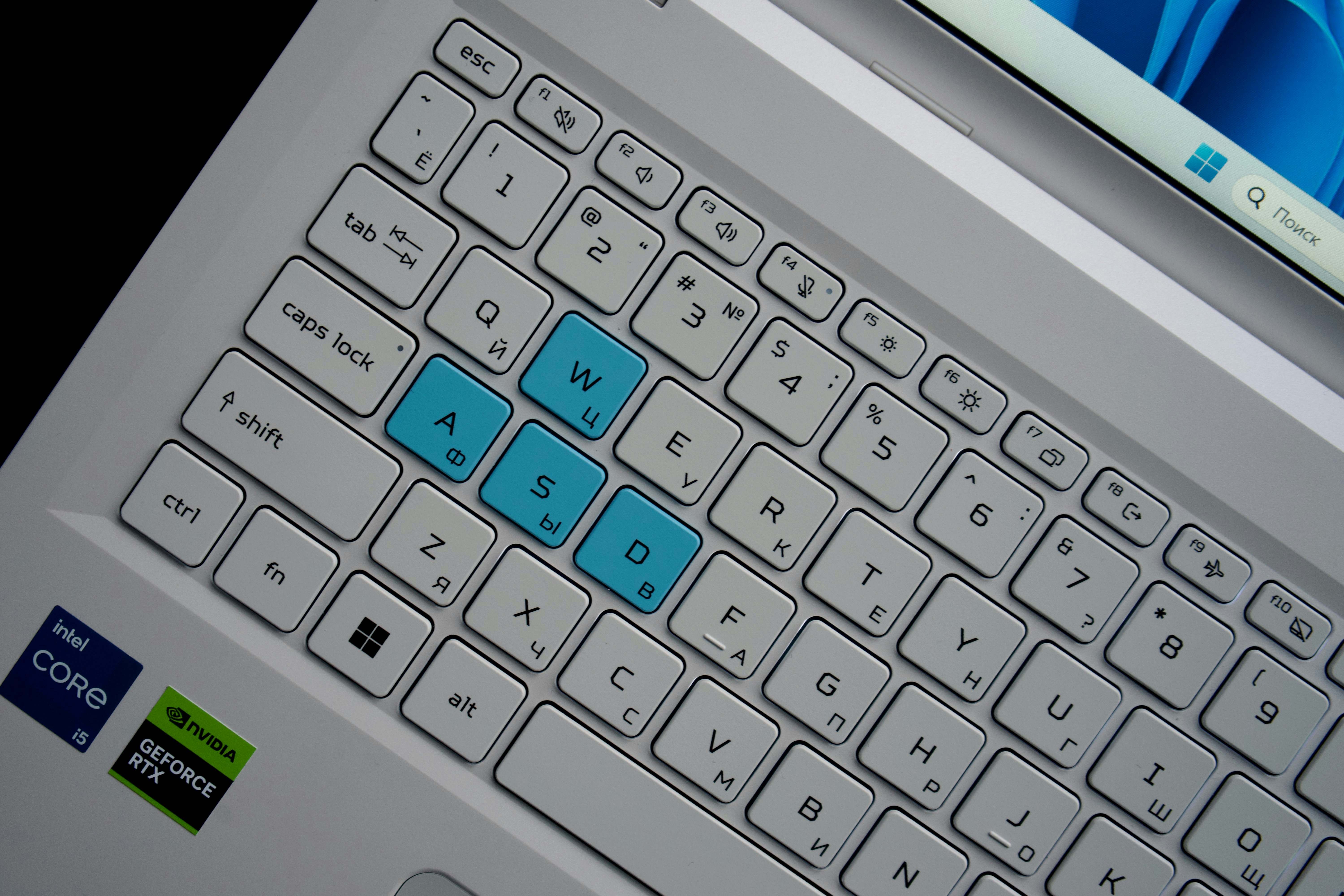 Close de um teclado de laptop com teclas wasd destacadas.