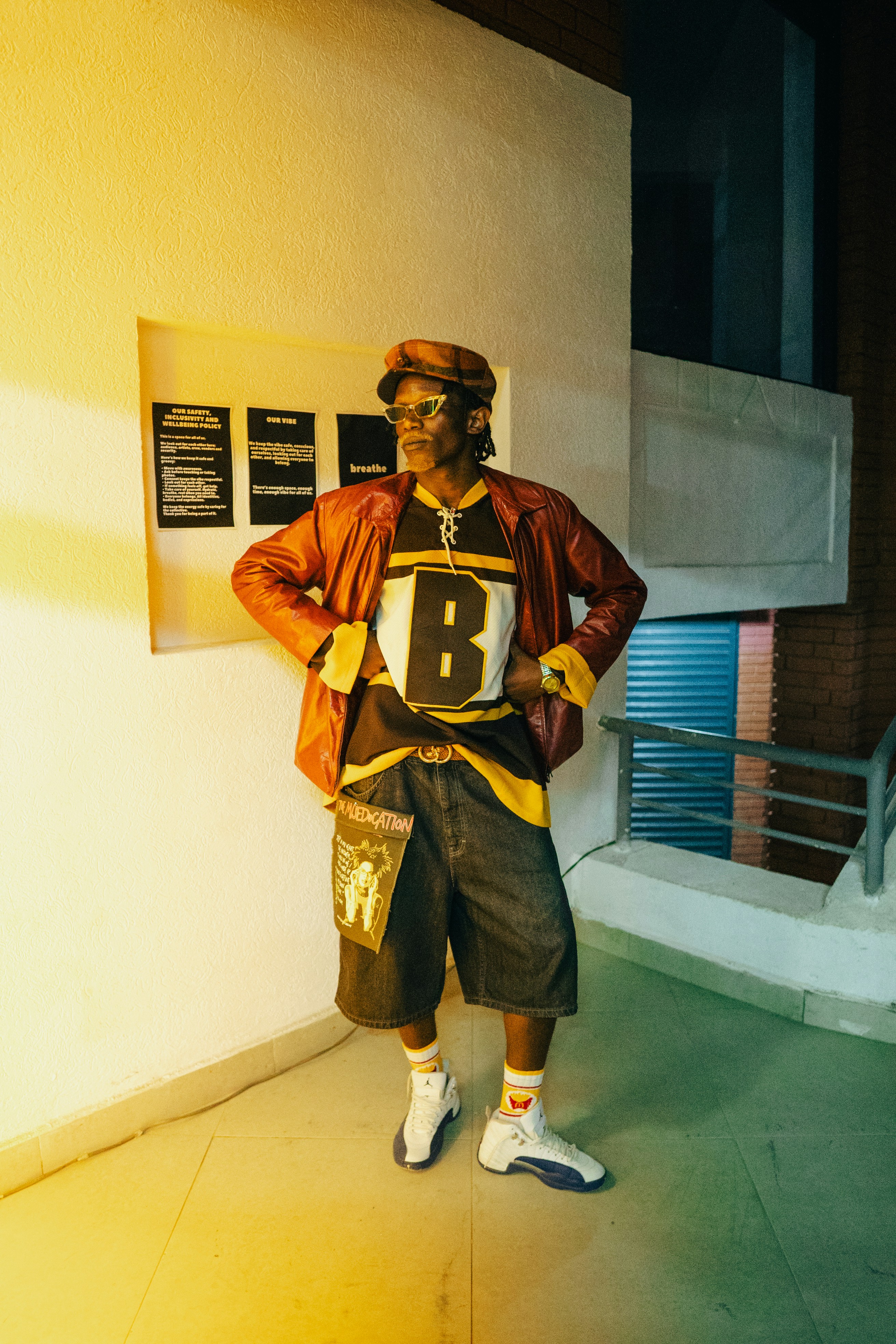 夜、屋外でスタイリッシュな服装をしている男性。