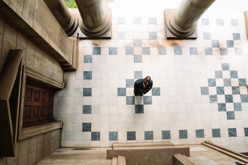 一对情侣在图案瓷砖地板上拥抱，浪漫温馨