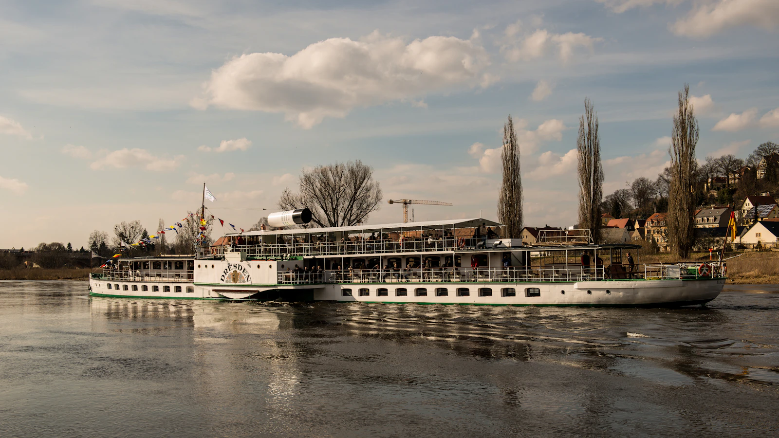 Historischer Raddampfer auf der Elbe