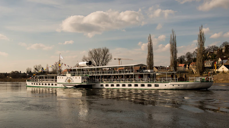 Raddampfer der Sächsischen Dampfschiffahrt auf der Elbe
