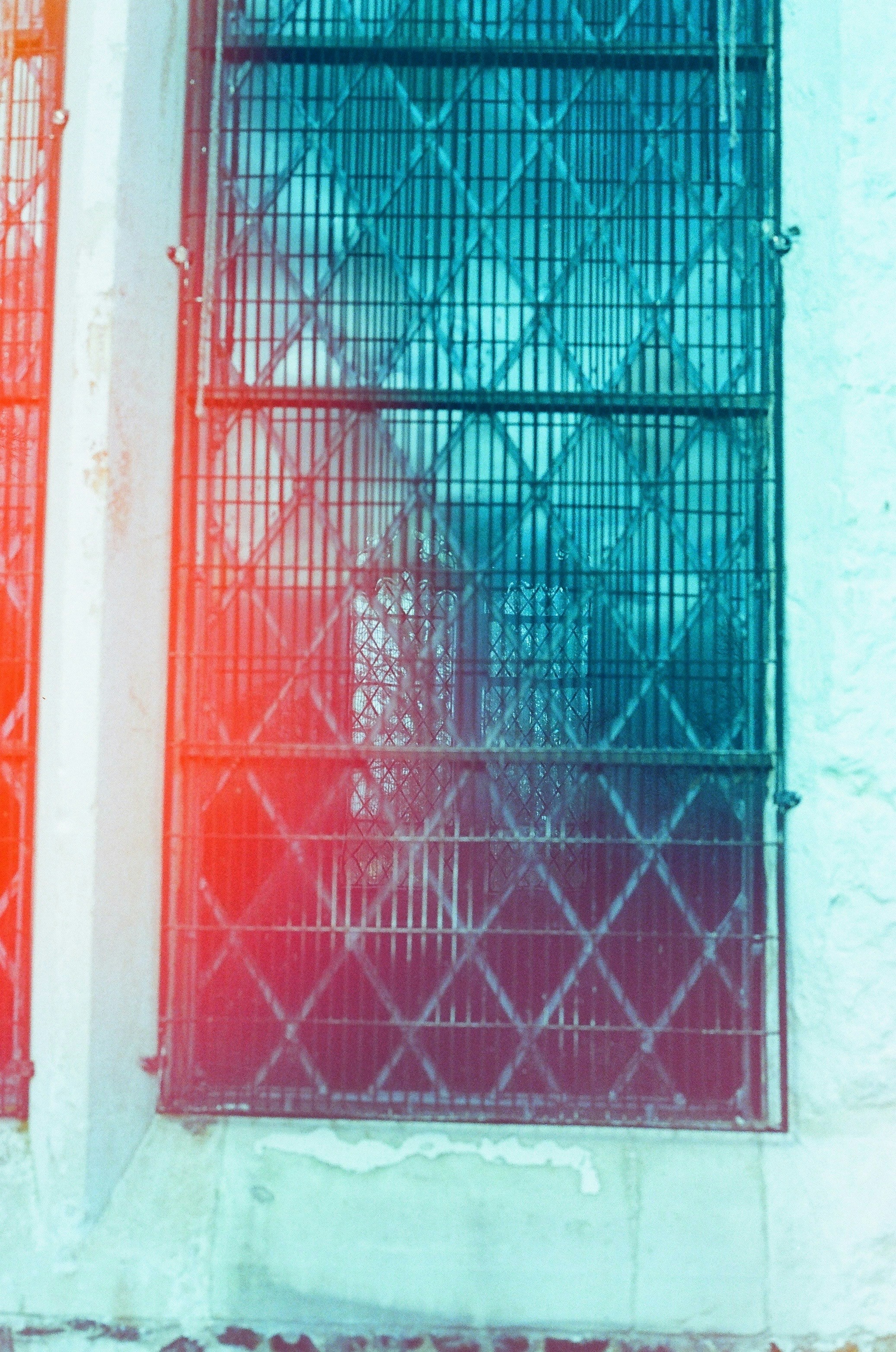 Nahaufnahme eines Metallgitters an einem Fenster