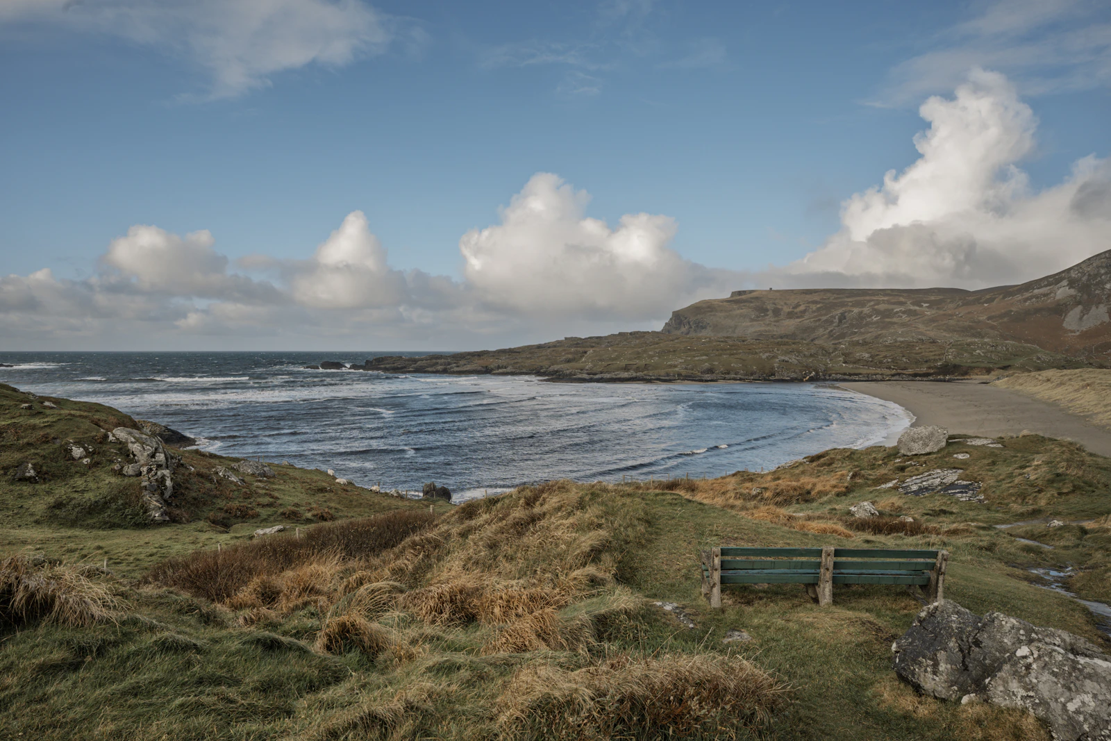 Bahía y colinas verdes en la costa de Irlanda