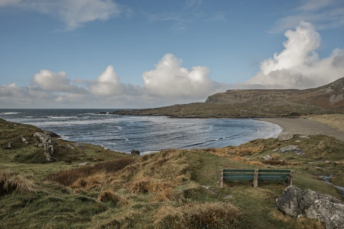 Bahía y colinas verdes en la costa de Irlanda