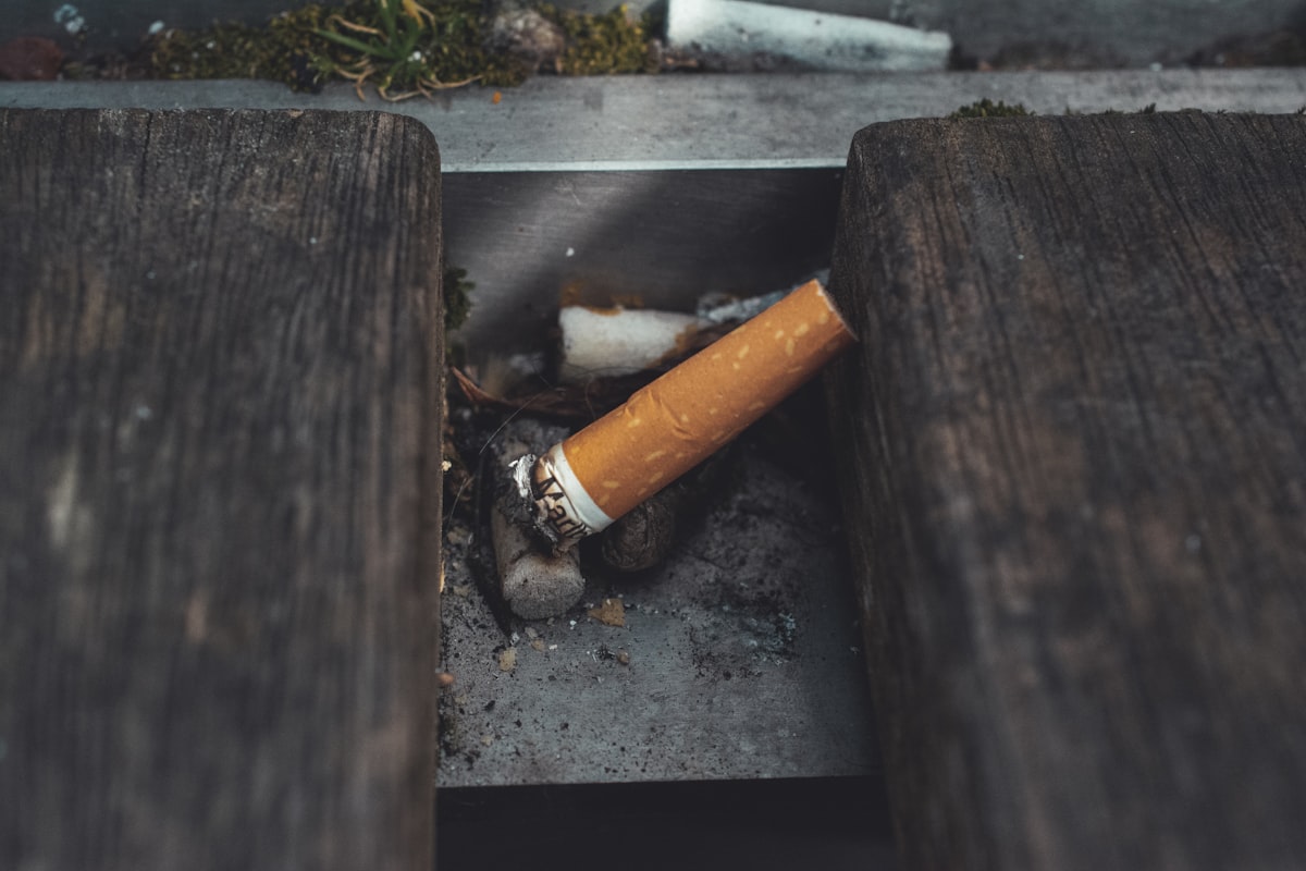 Zigarettenstummel als Symbol für den Rauchstopp und einen Neuanfang