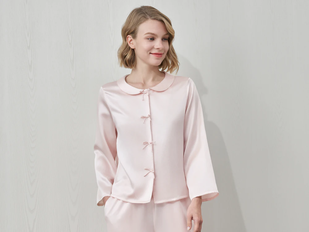 Mulher vestindo pijama de cetim rosa