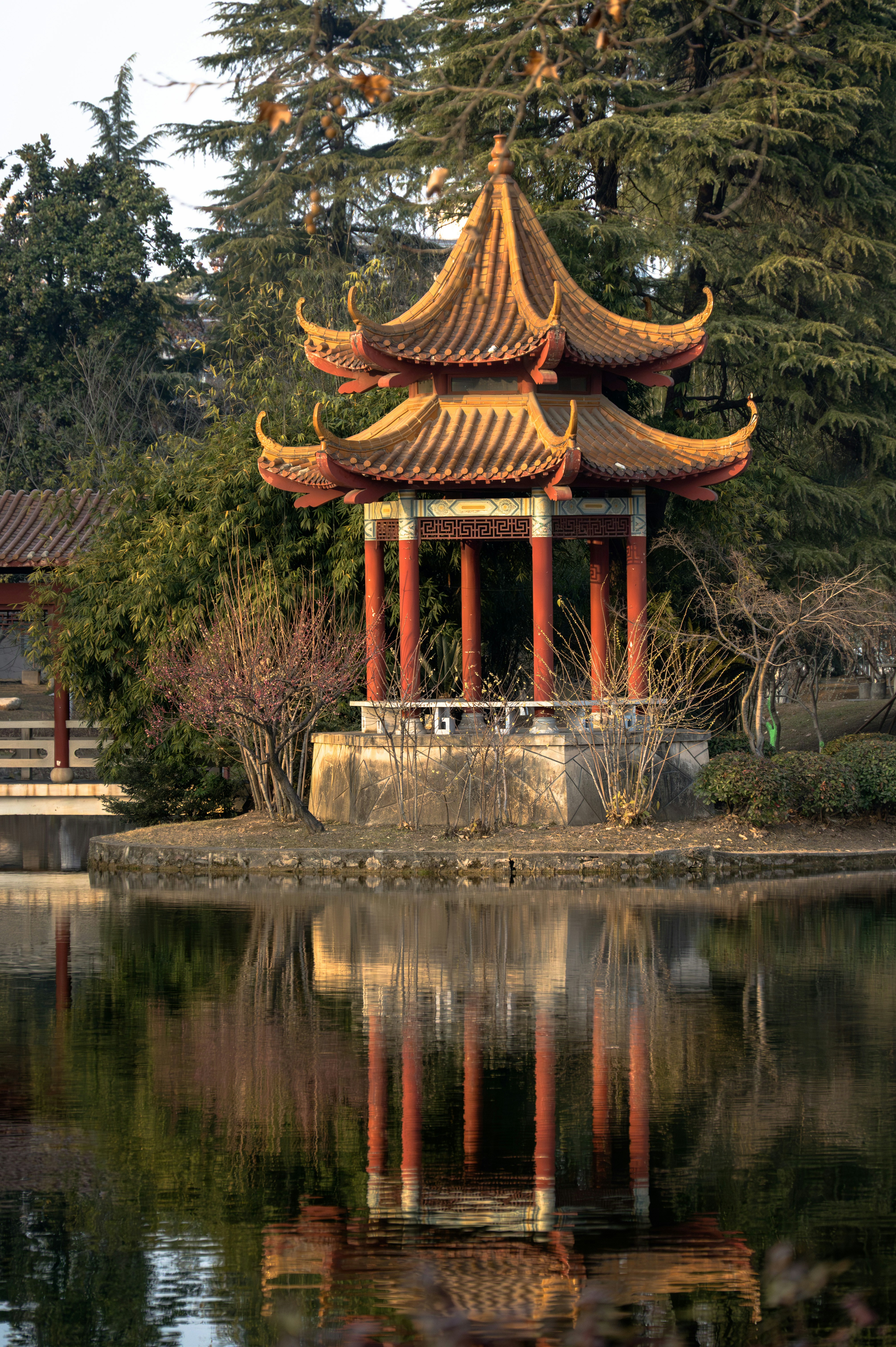 穏やかな水面に映る伝統的な中国の亭閣