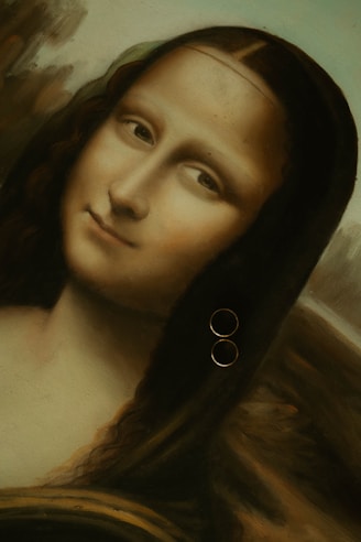 Mona lisa painting with two wedding rings