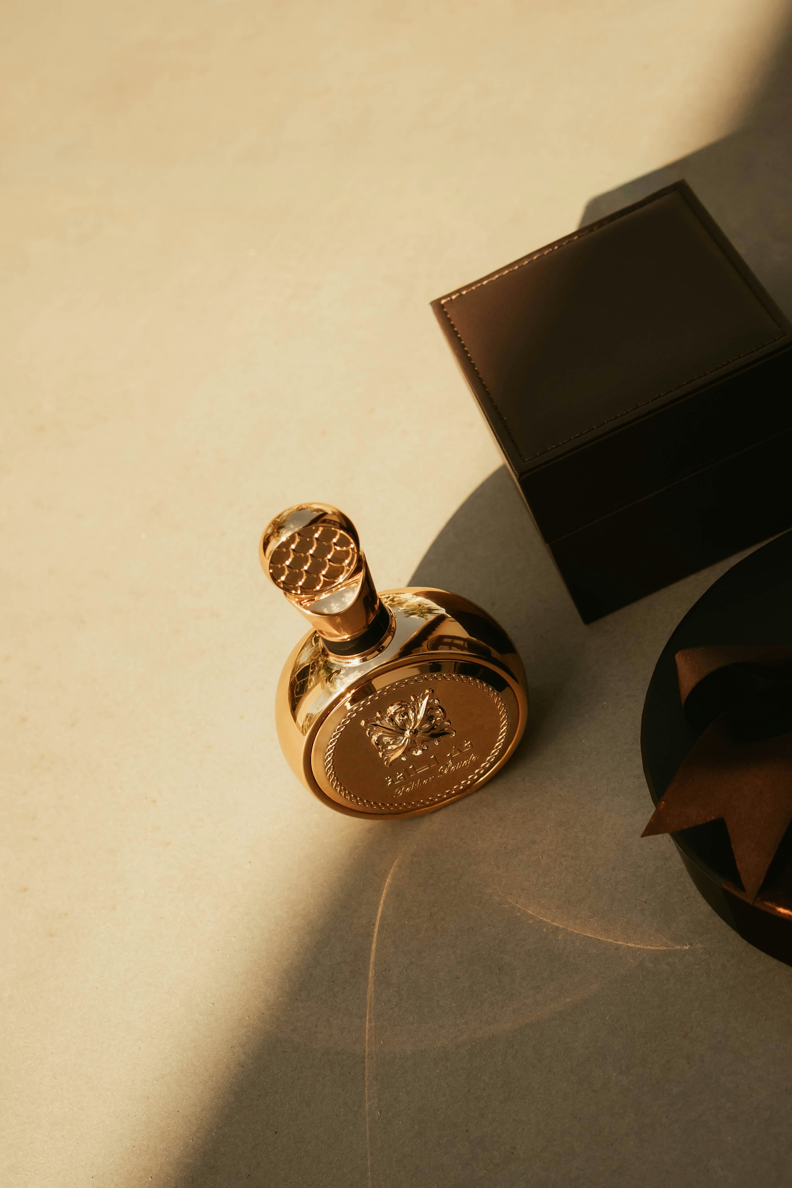 A high-end shoulder-neck box for a luxury perfume, showing the distinct gap.