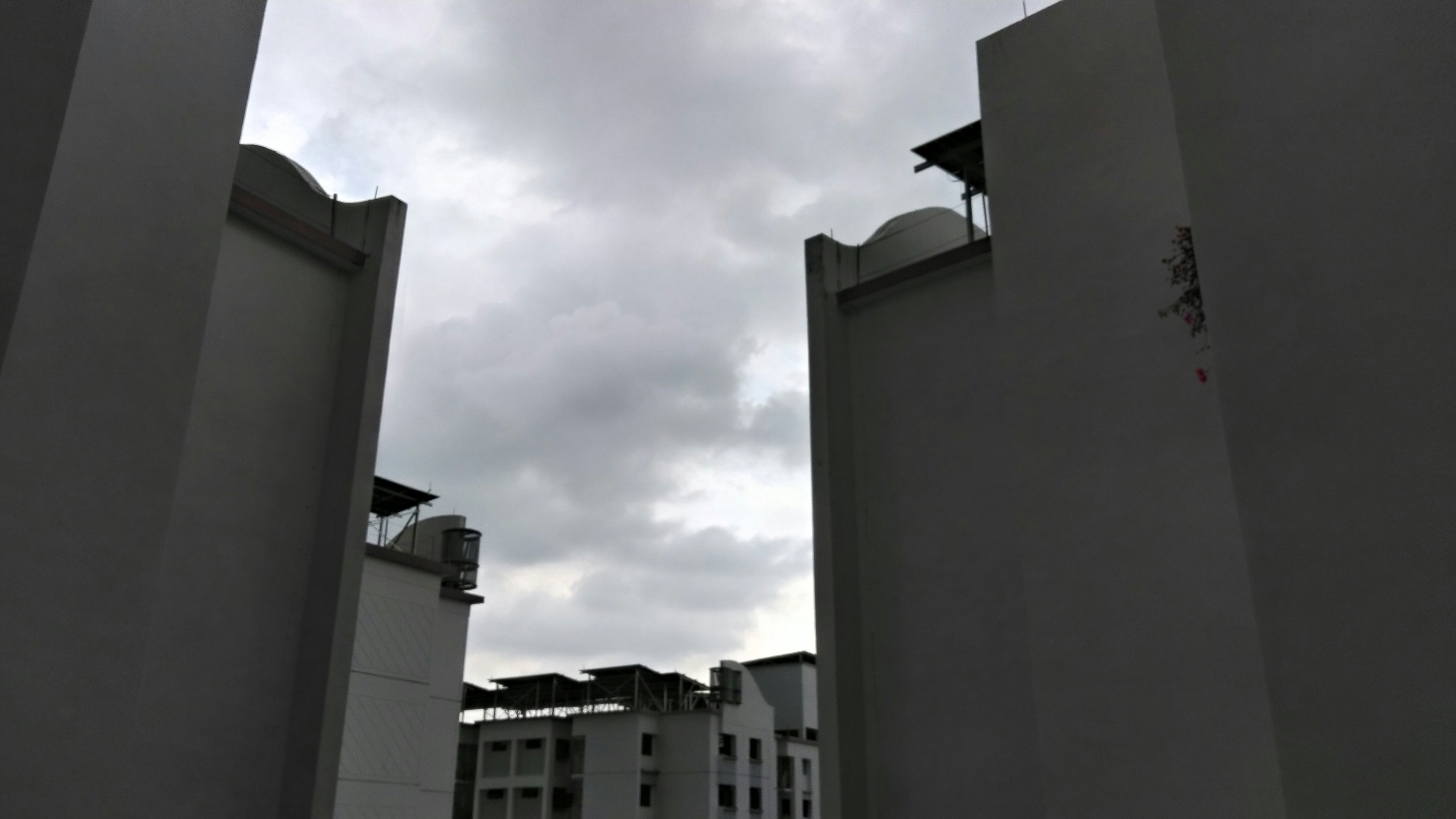 曇り空を背景に高層ビルが