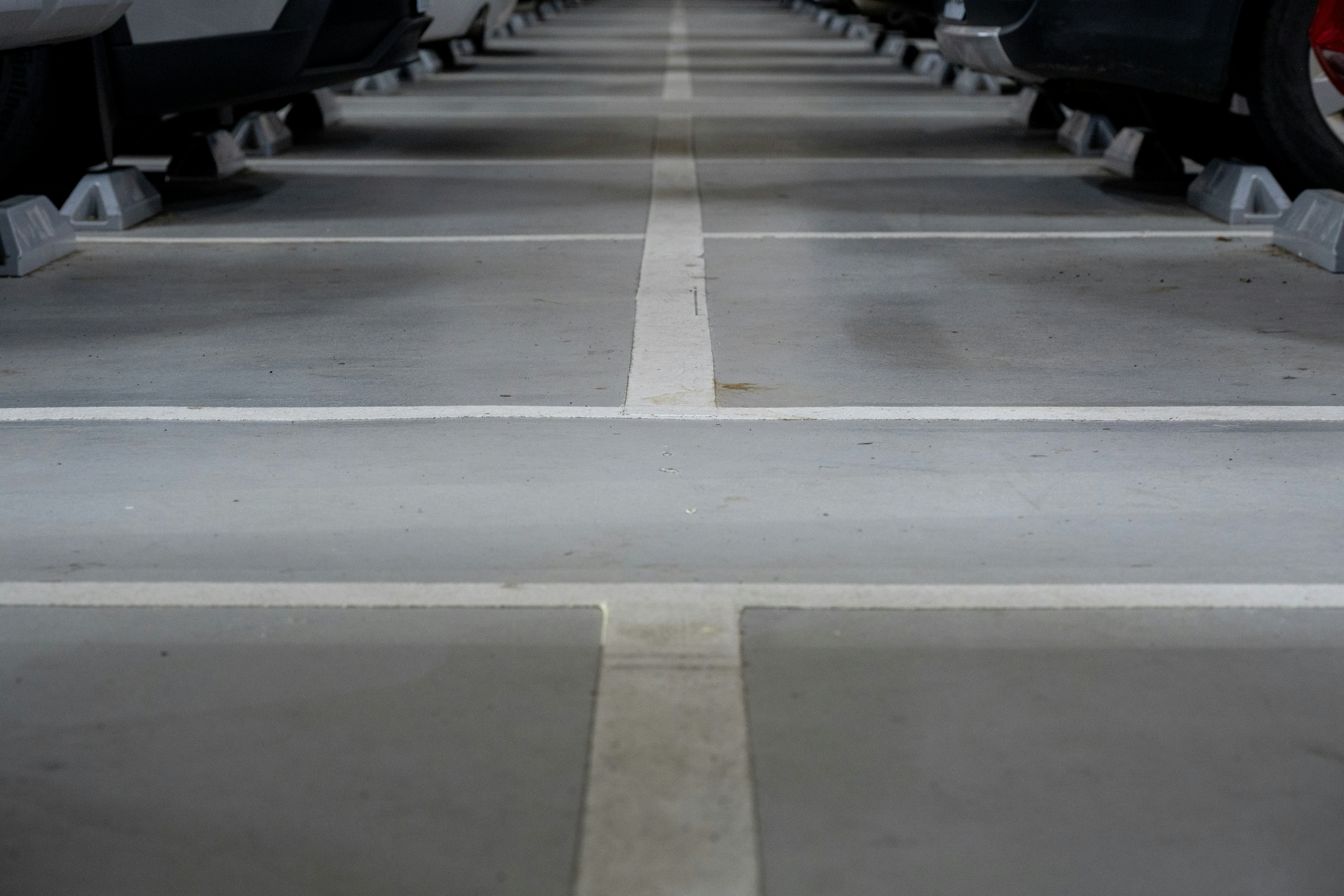 Leierter Parkplatz mit weißen Linien auf dem Beton