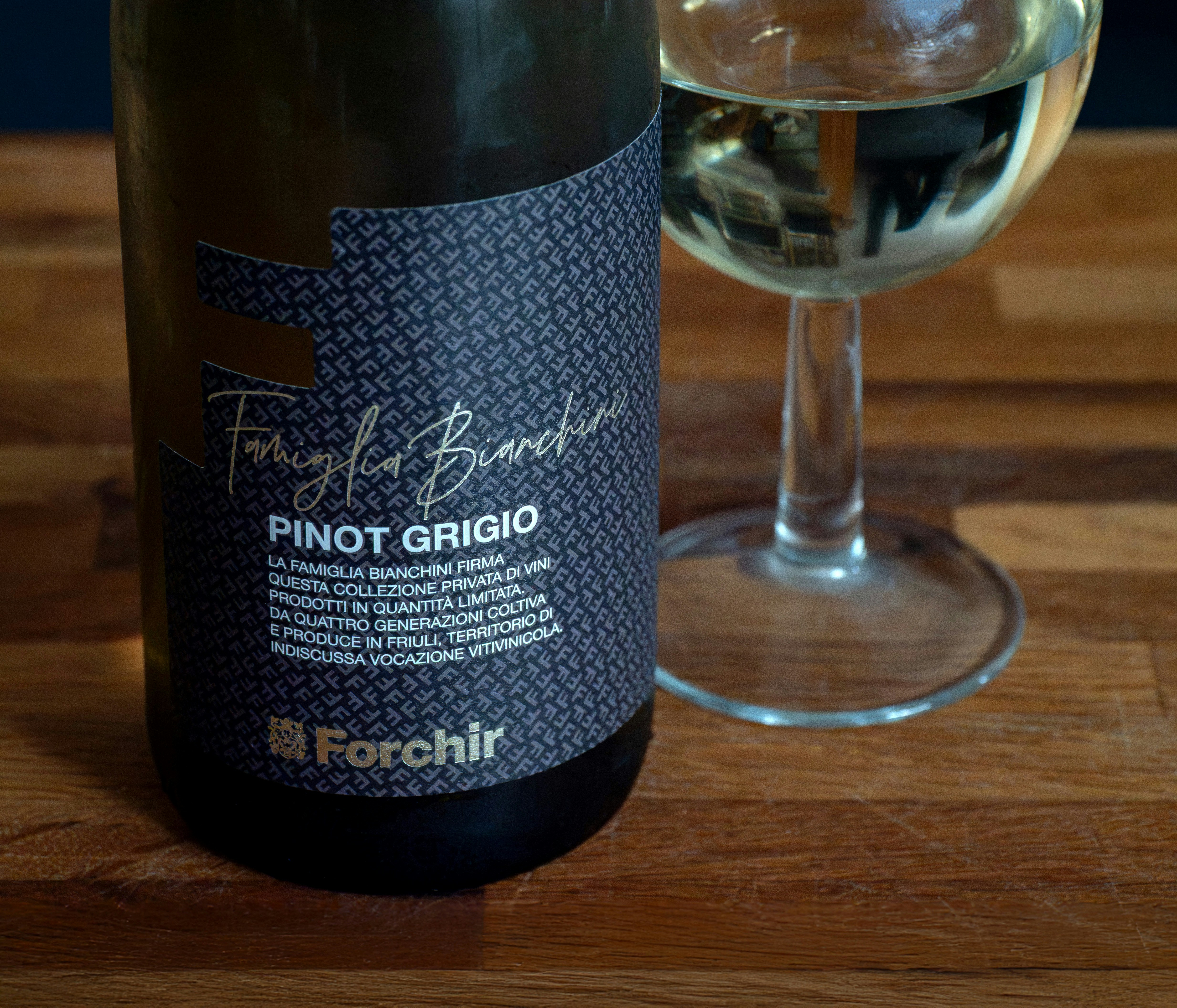 wine, white wine, alcohol, product shot, blurred background, bokeh, reflections, wine glass, white wine, pinot grigio, famiglia bianchini, forchir,