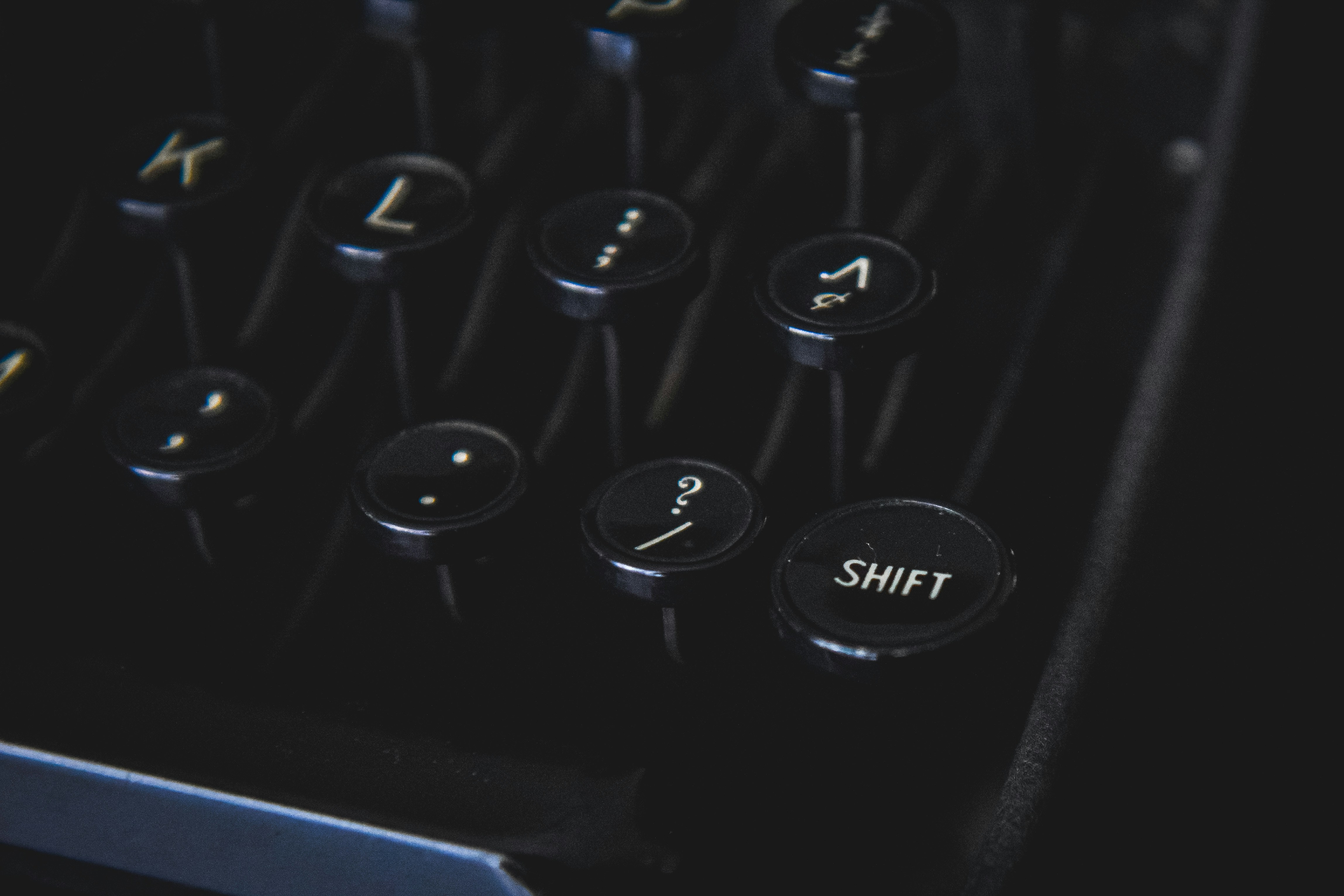 Nahaufnahme von Vintage-Schreibmaschinentasten auf schwarzem Hintergrund