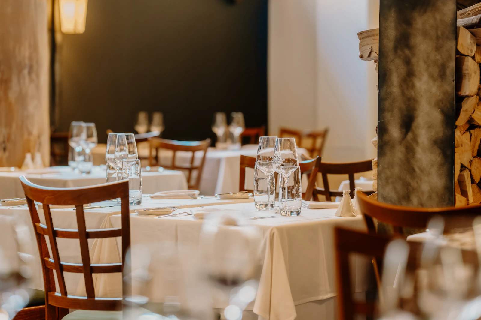 Sala del restaurant amb les taules parades
