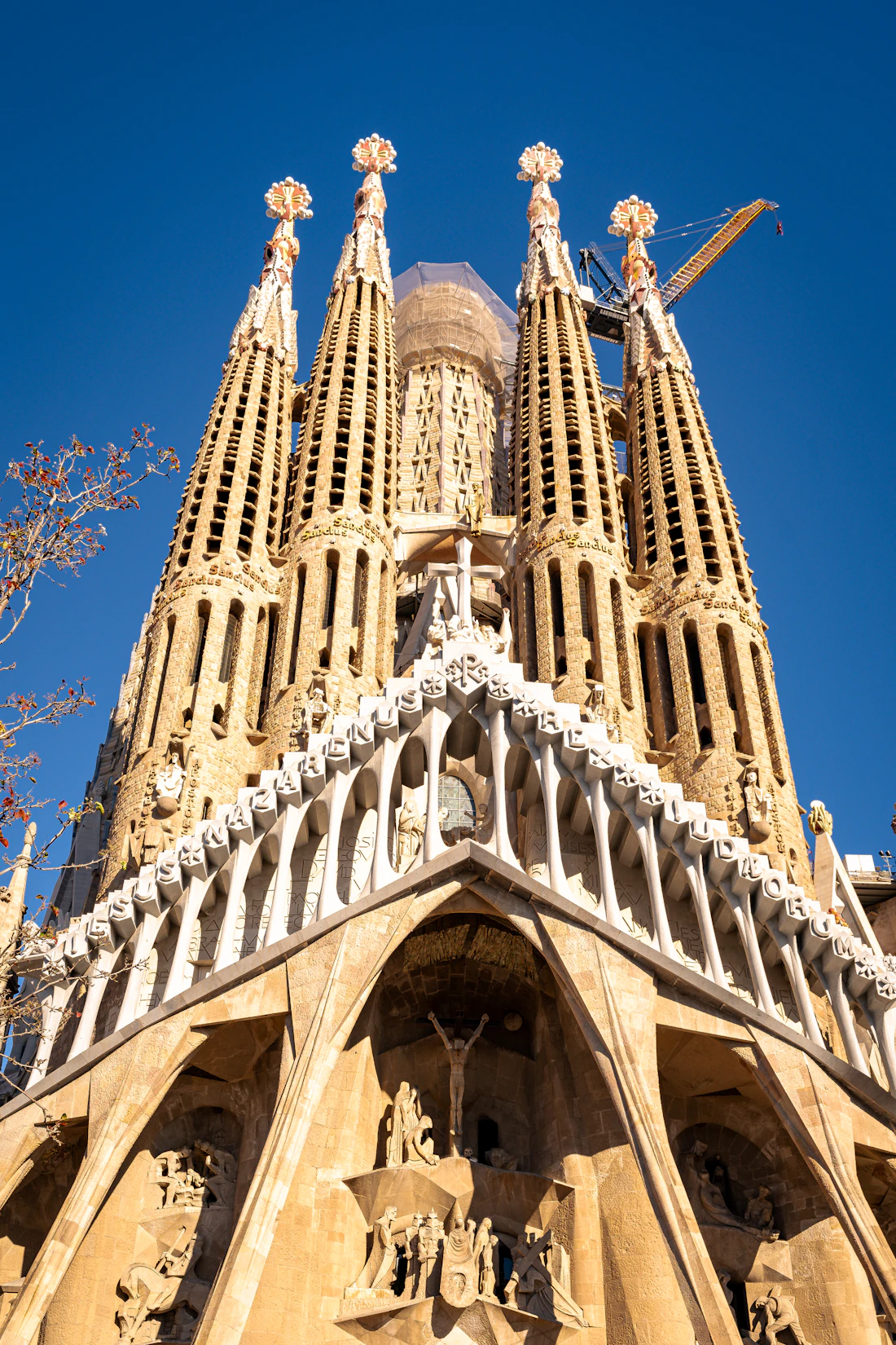 Fachada y torres de la Sagrada Família en Barcelona