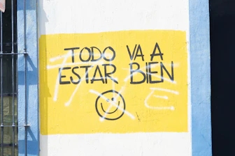 Graffiti text reads "todo va a estar bien"