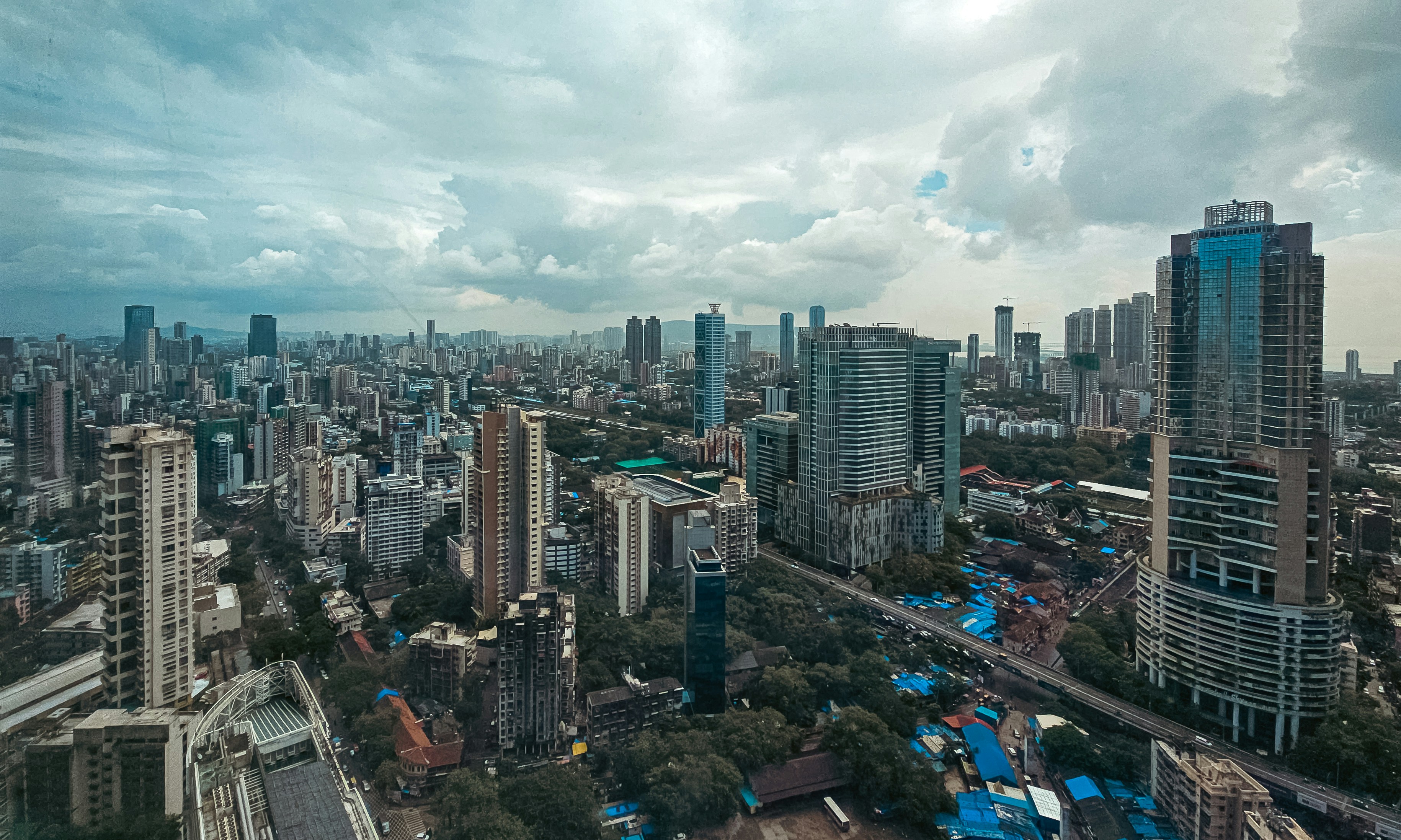 Denso paisaje urbano con edificios altos bajo cielo nublado