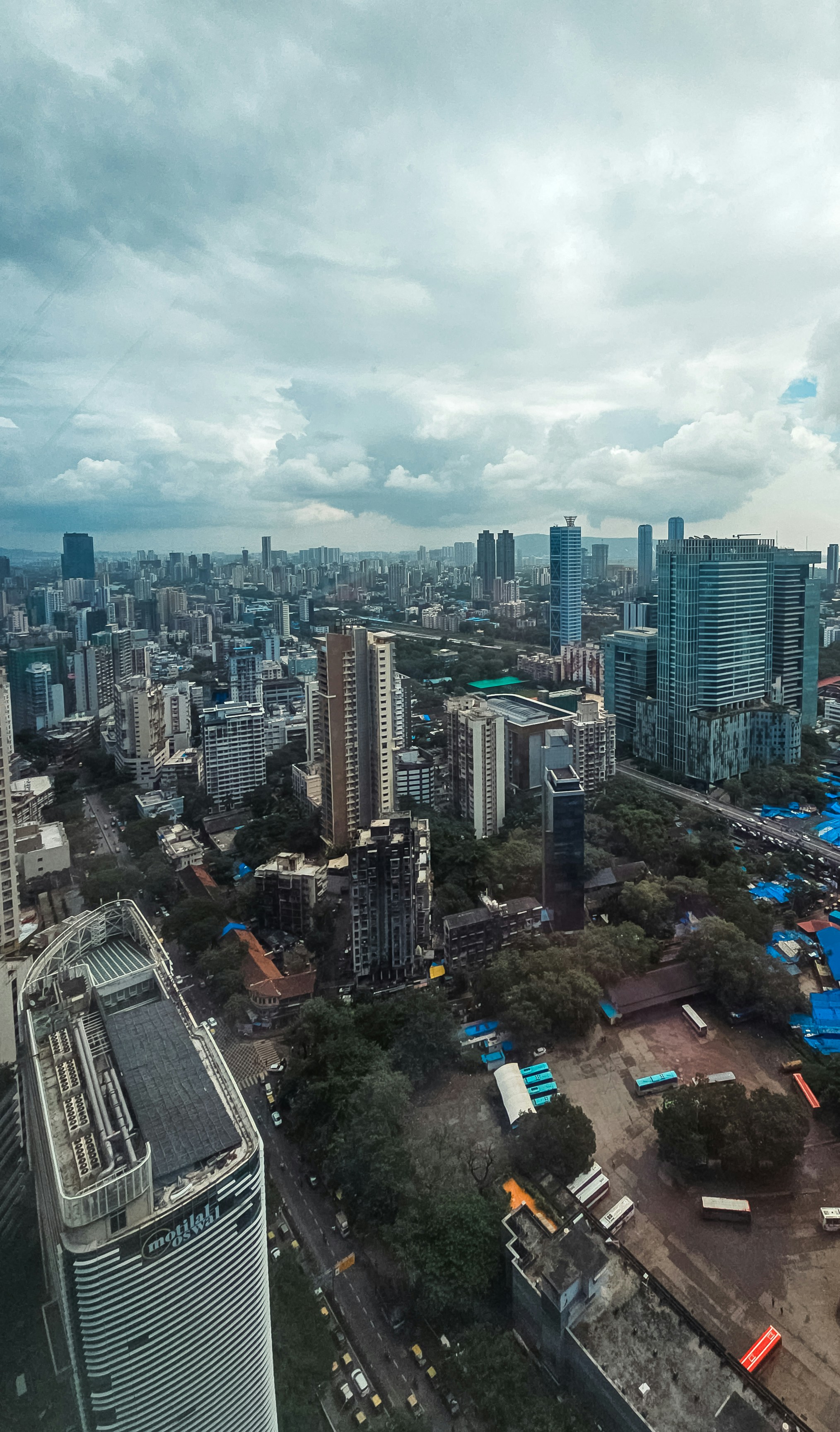 Cielo nublado sobre un denso horizonte urbano con edificios.