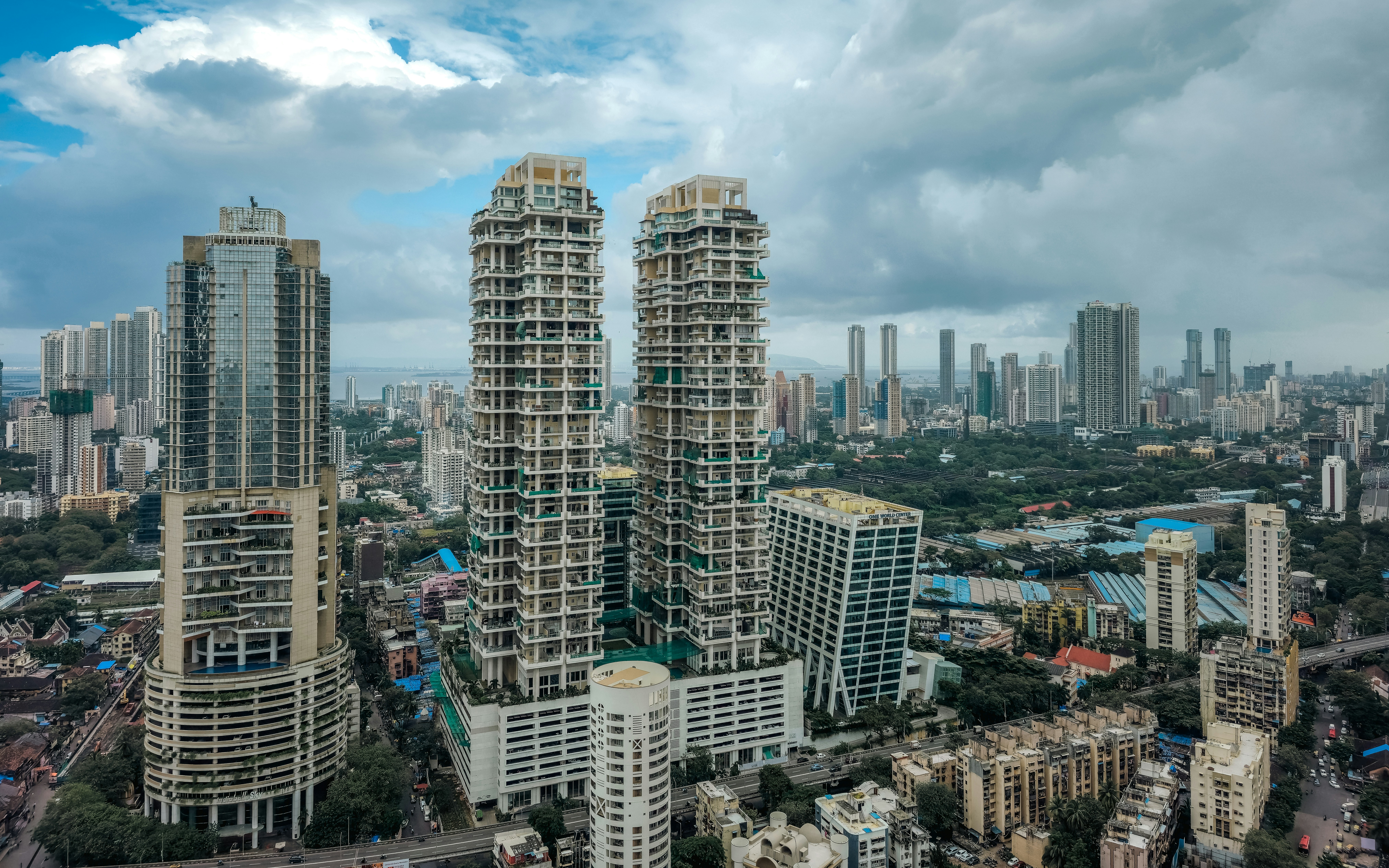 Altos rascacielos modernos dominan el denso horizonte urbano.