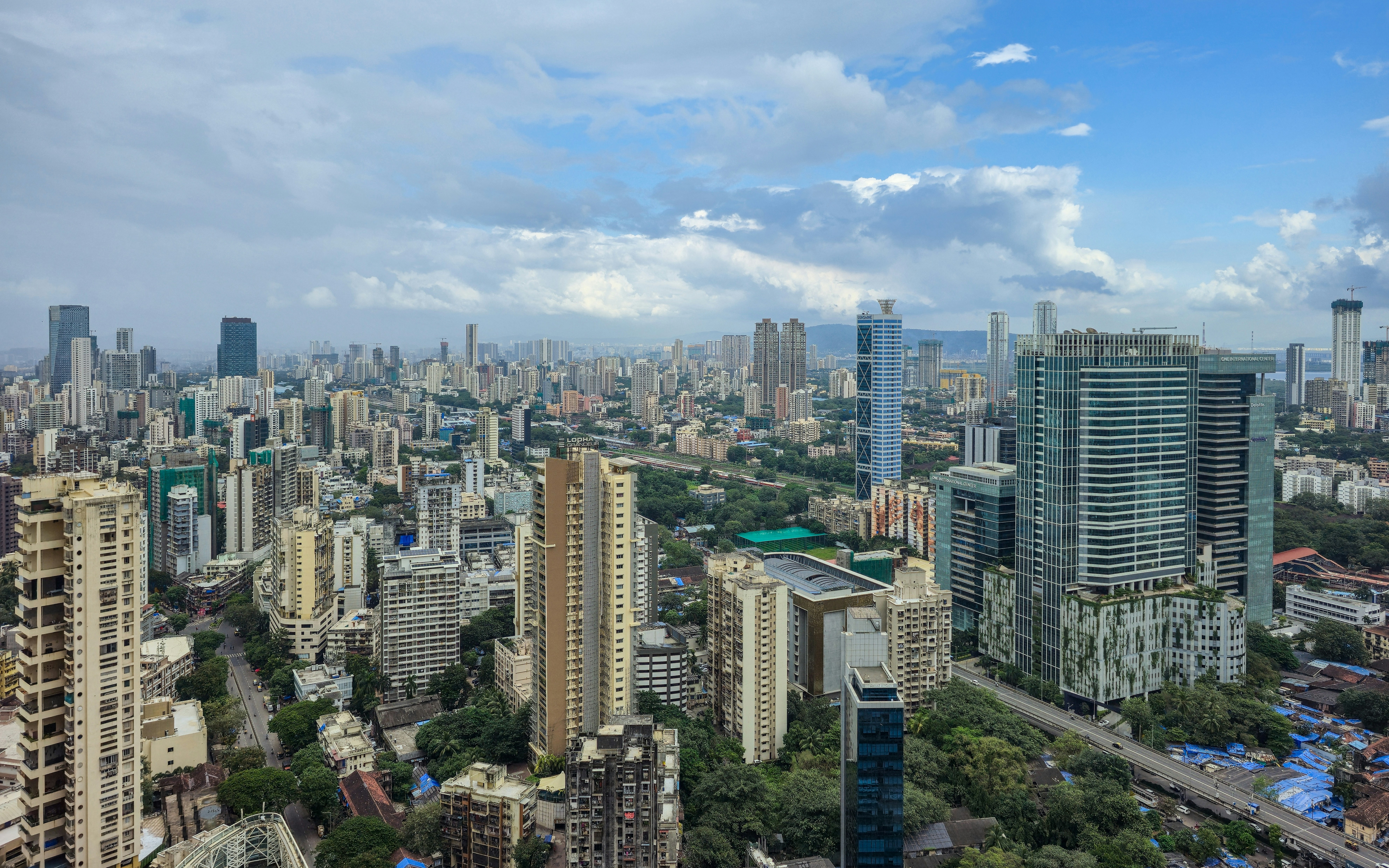 Un paisaje urbano extenso con altos edificios bajo un cielo nublado.
